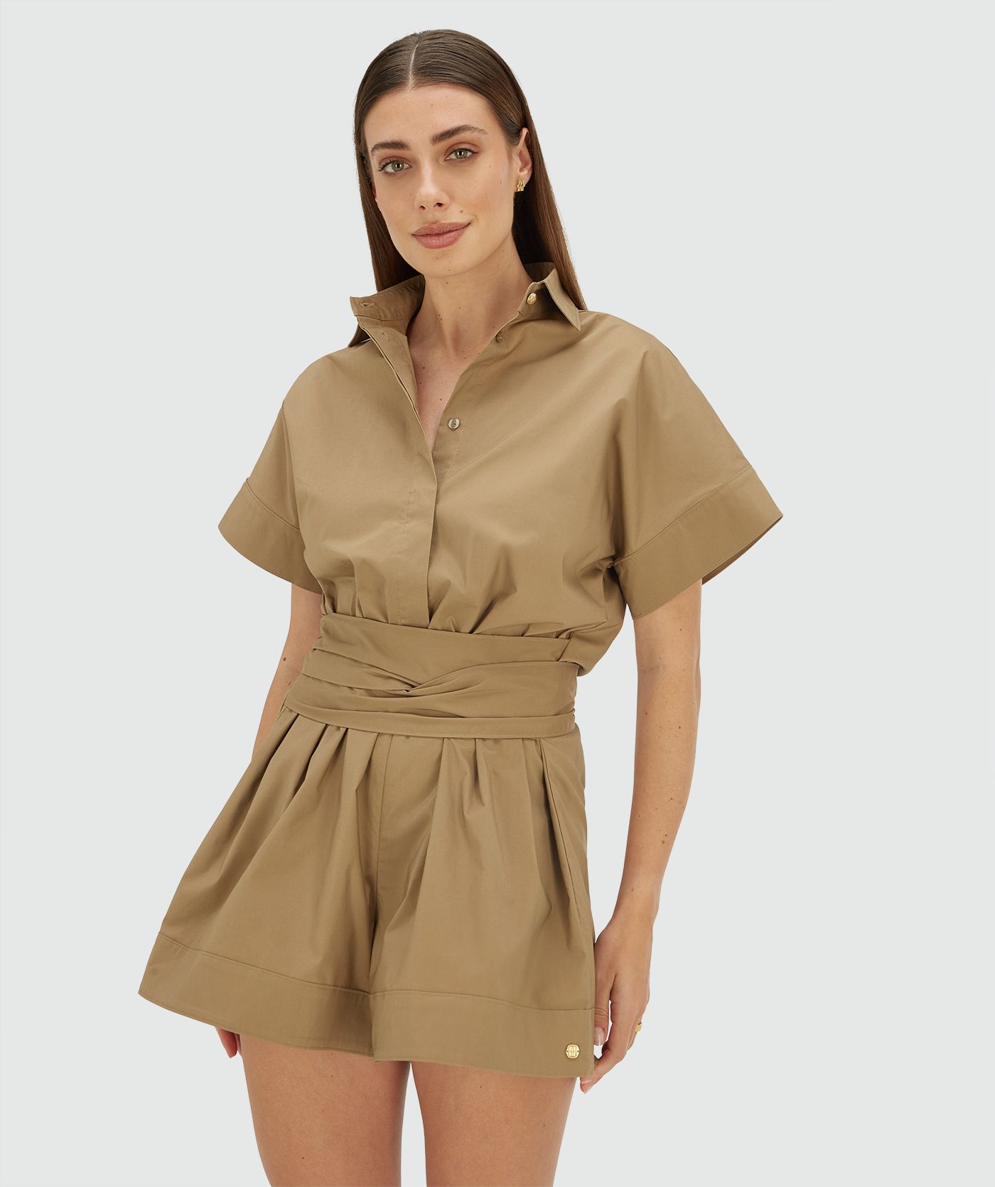 Model draagt een regular fit jumpsuit in de kleur Light Khaki