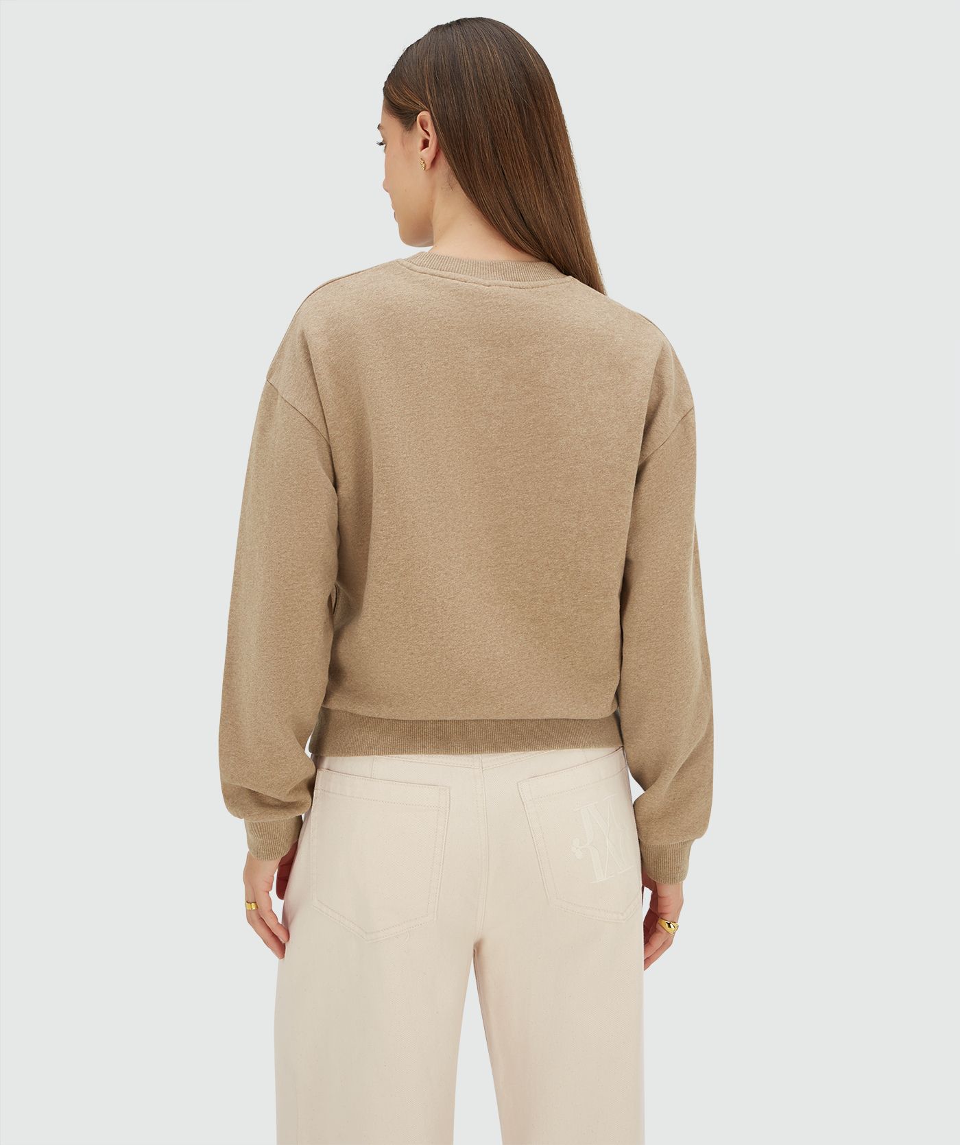 Achteraanzicht van een model in een relaxed fit sweater met logo in de kleur Light Khaki Melange