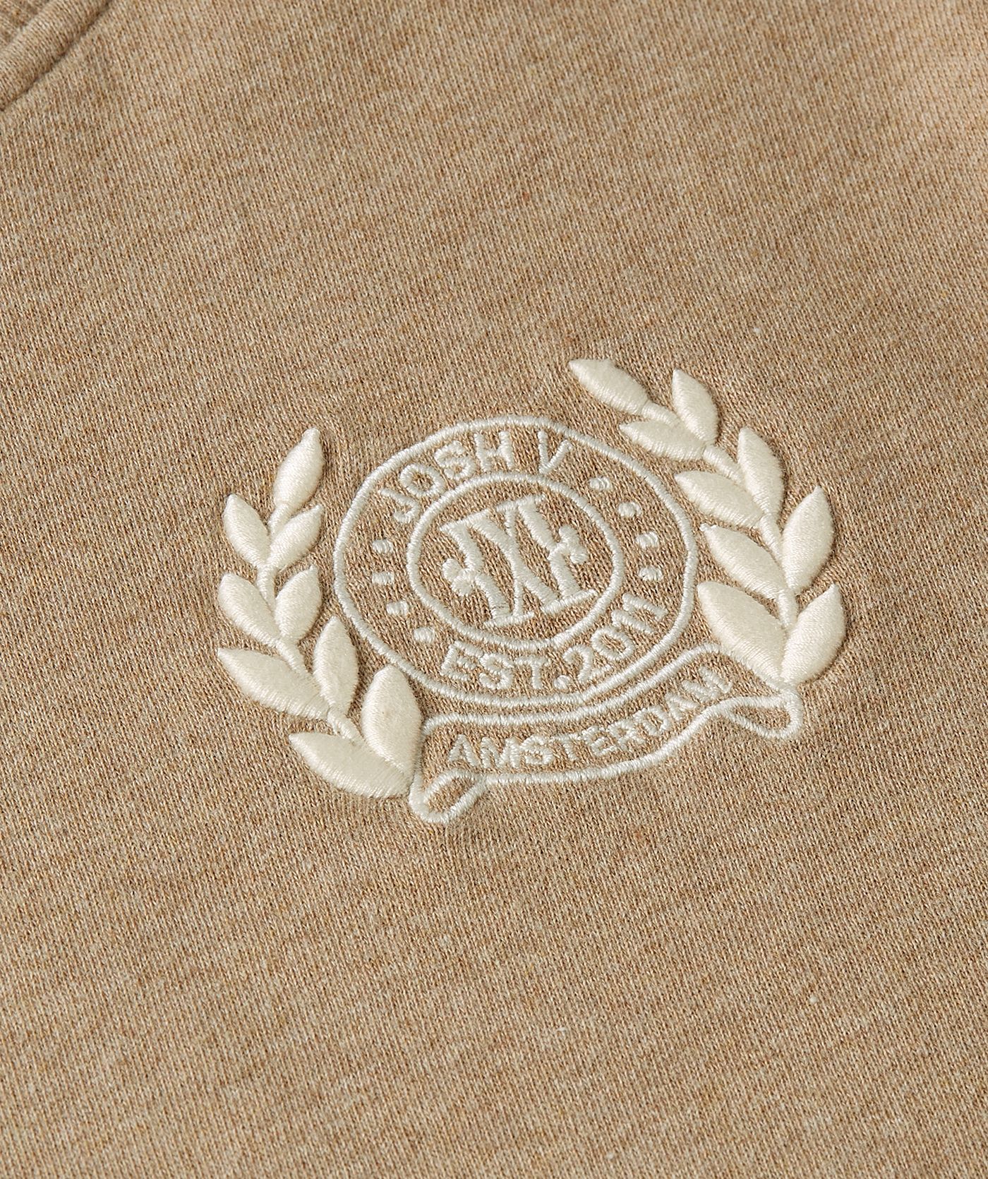 Close-up van een relaxed fit sweater met logo in de kleur Light Khaki Melange