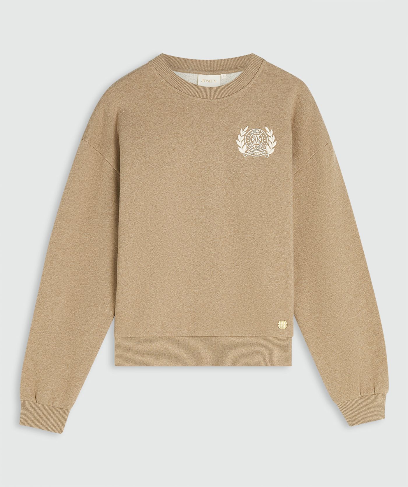 Een relaxed fit sweater met logo in de kleur Light Khaki Melange, zonder model, weergegeven op een lichtgrijze achtergrond