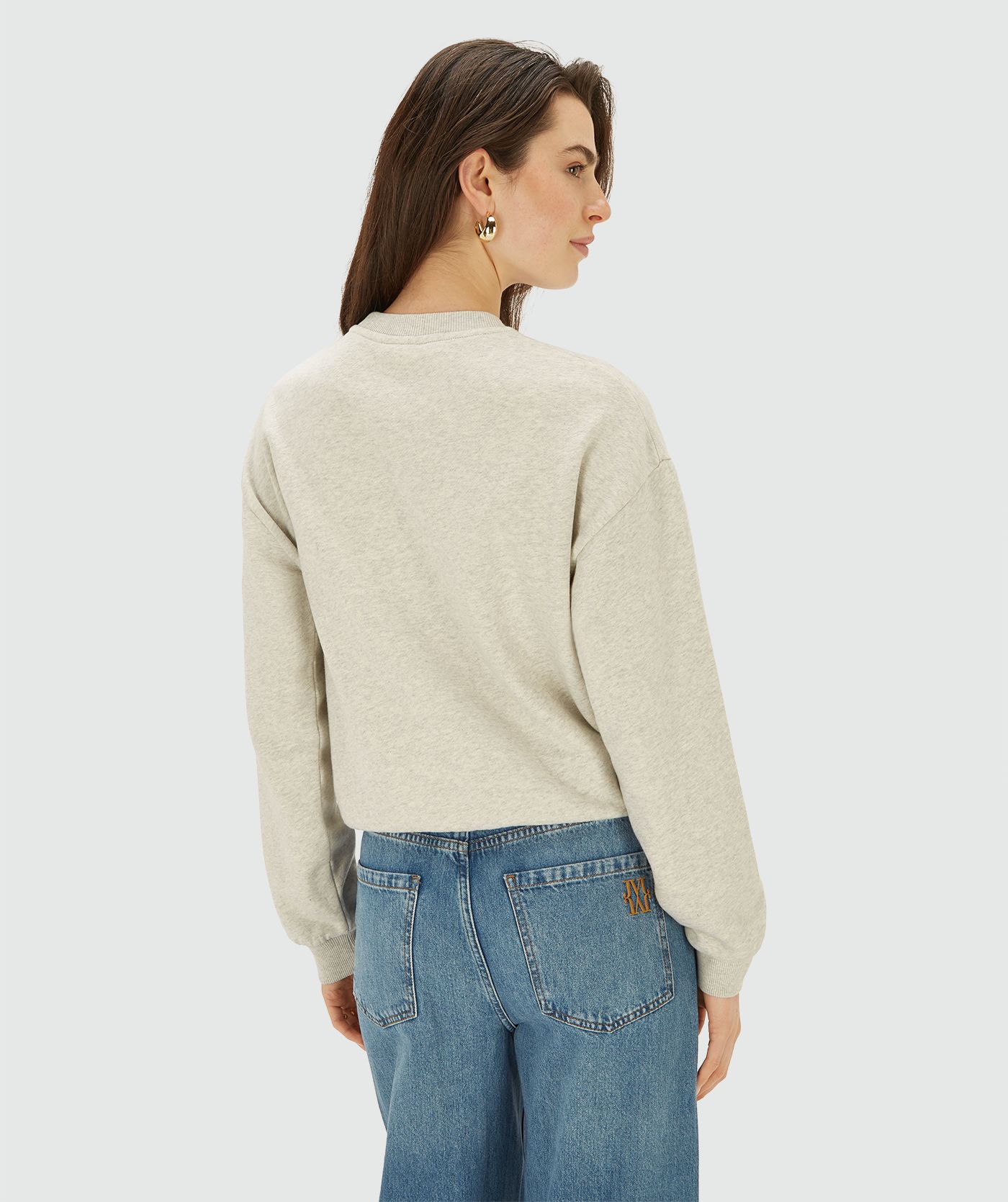 Achteraanzicht van model in een Salt Melange sweater 