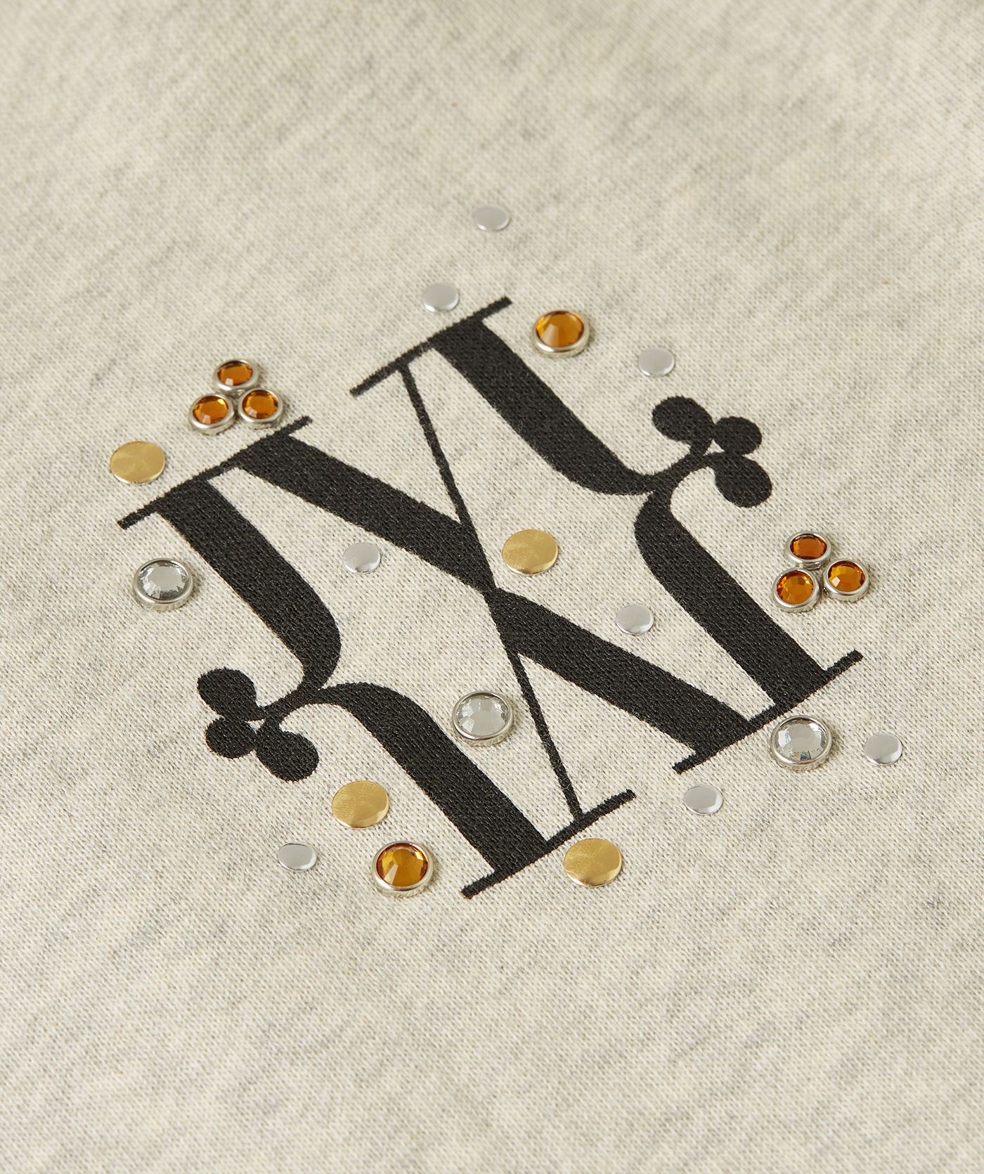 Close-up van een subtiel JOSH V-logo op de borst, afgewerkt met kleine glanzende details