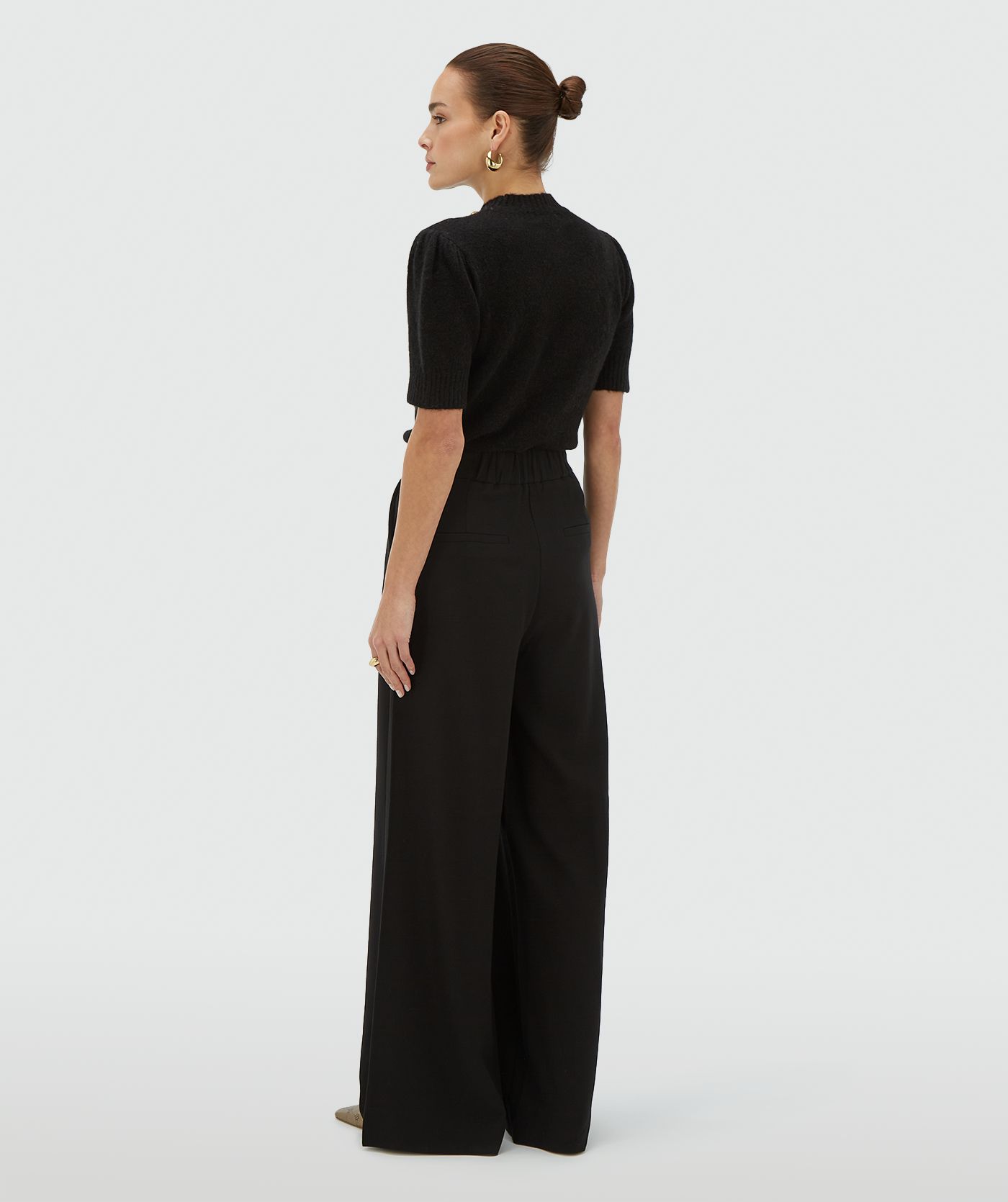 Achteraanzicht van een model in een  zwarte high waisted wide leg pantalon - Josh V