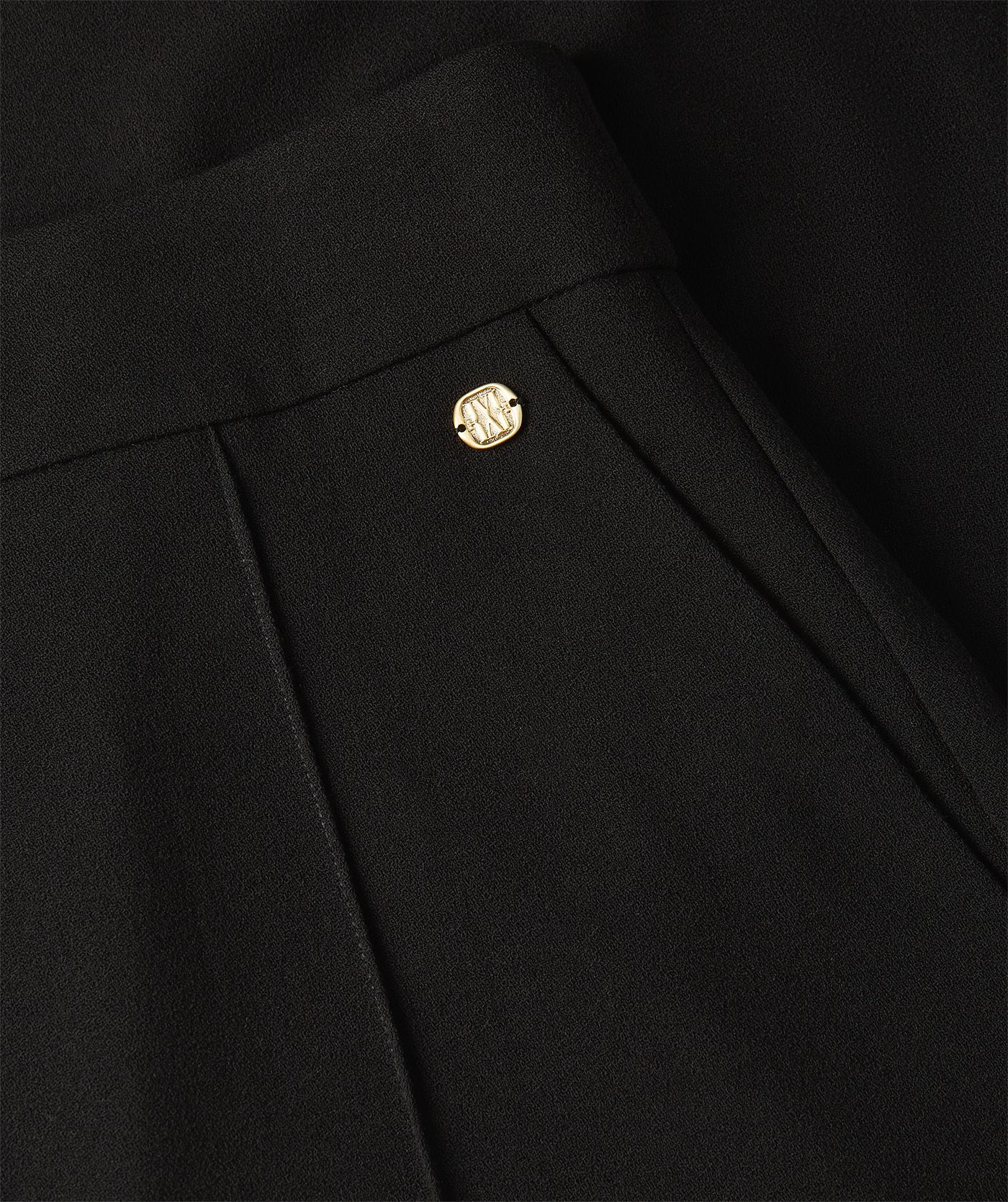 Close-up goudkleurig JOSH V embleem - Josh V