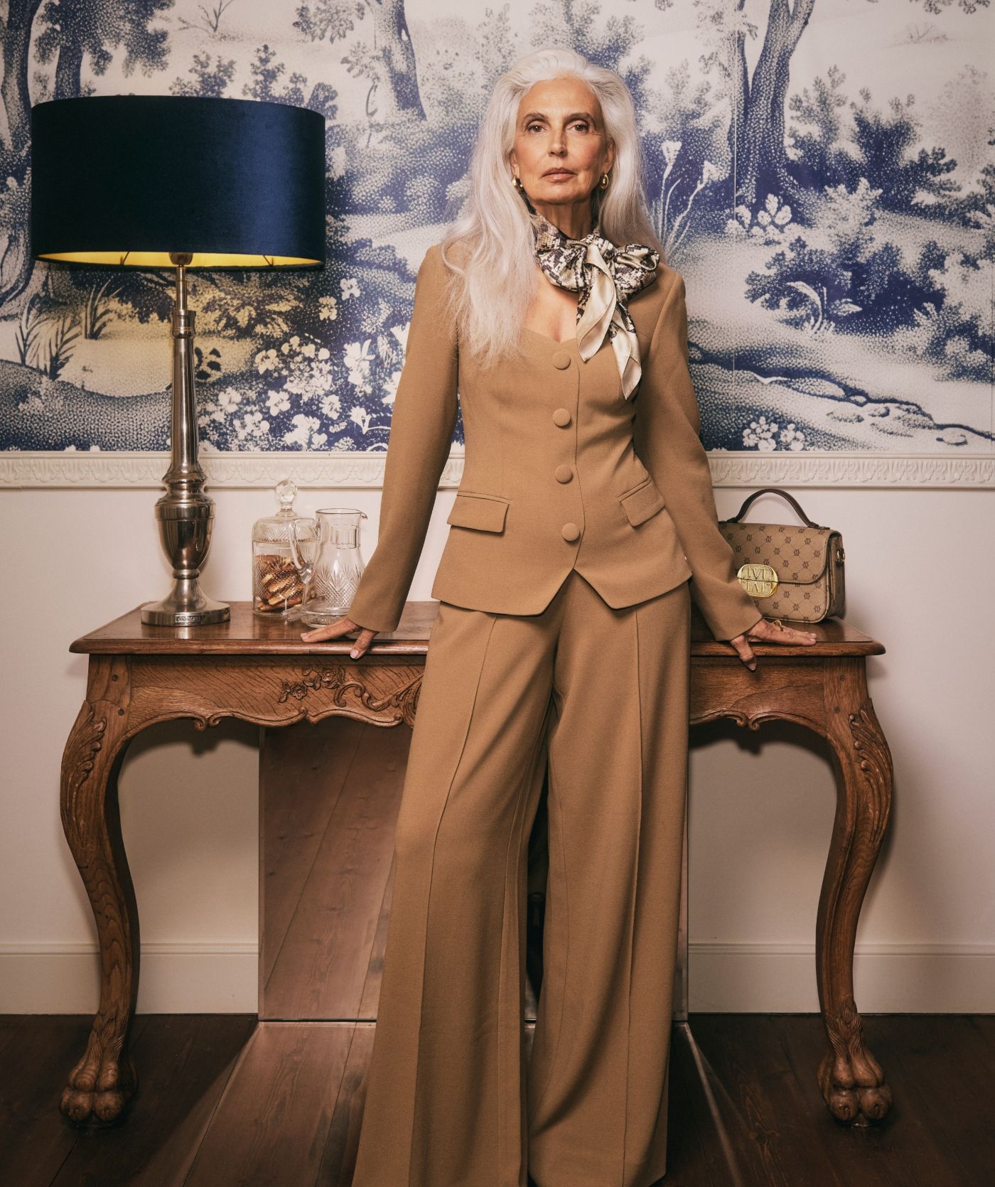 Model draagt een khaki high waisted wide leg pantalon - Josh V