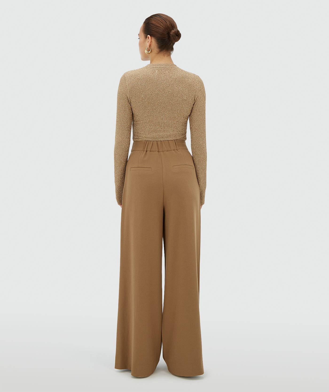 Achteraanzicht van een model in een khaki high waisted wide leg pantalon - Josh V