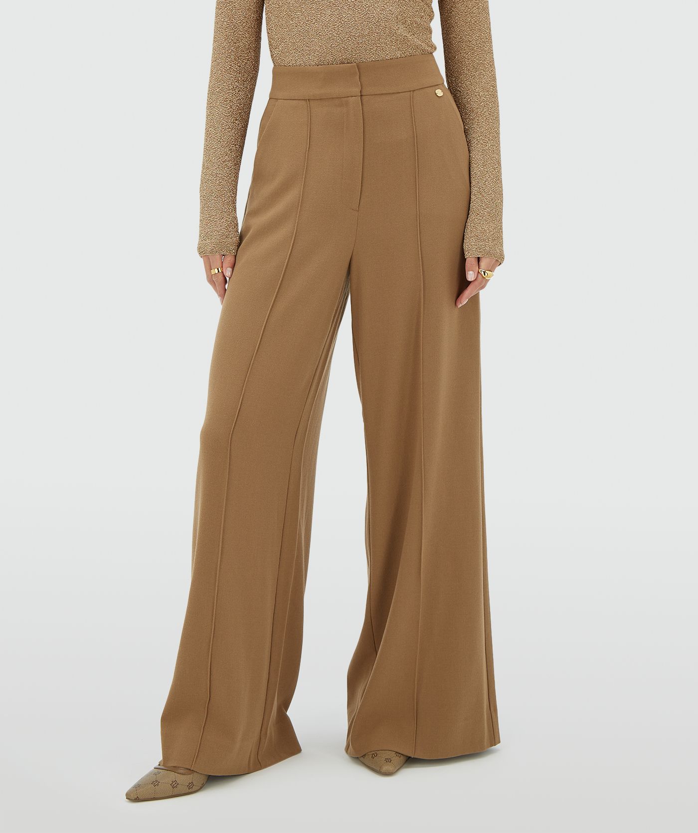 Model draagt een khaki high waisted wide leg pantalon - Josh V