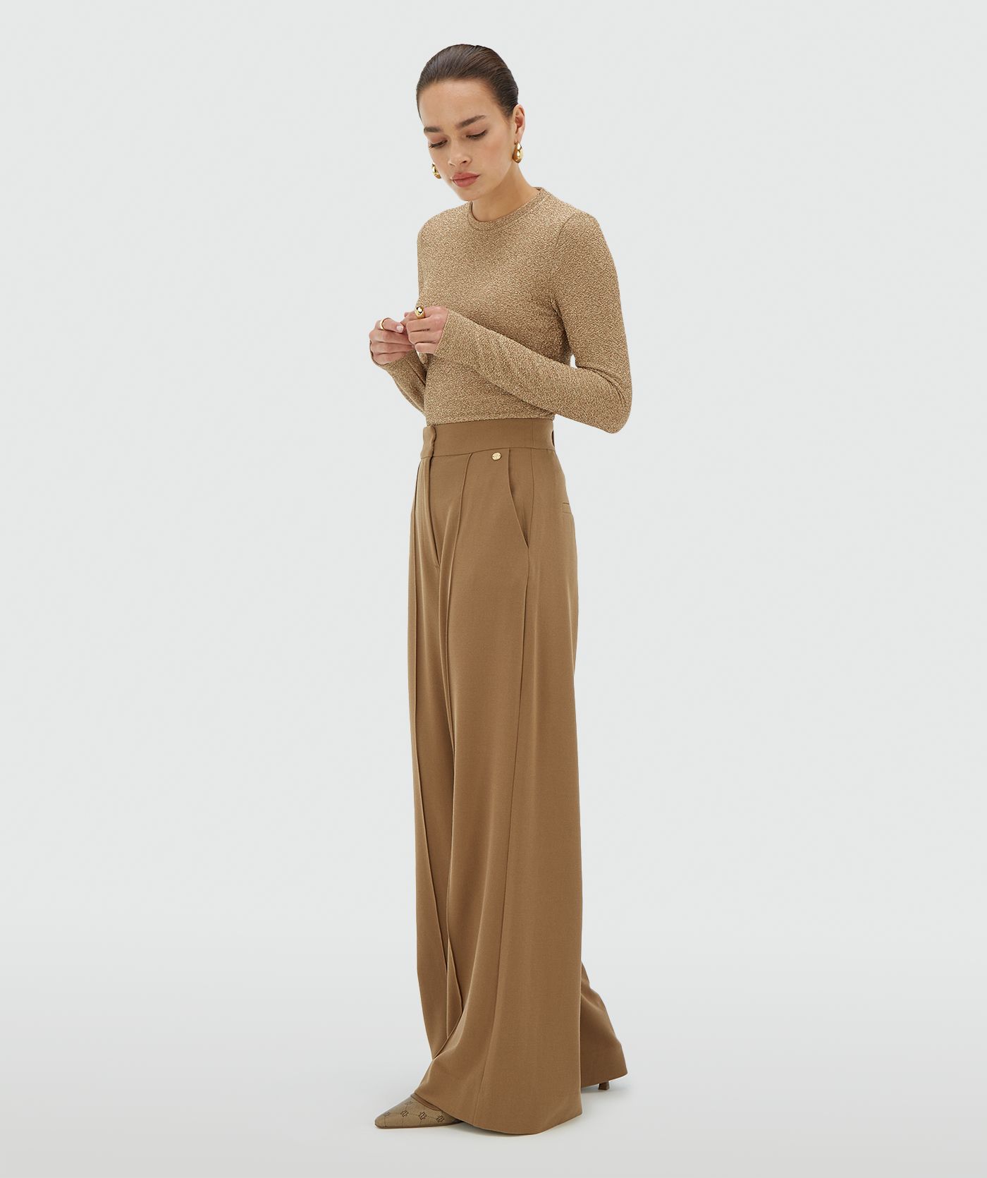 Zijaanzicht van een model in een khaki high waisted wide leg pantalon - Josh V