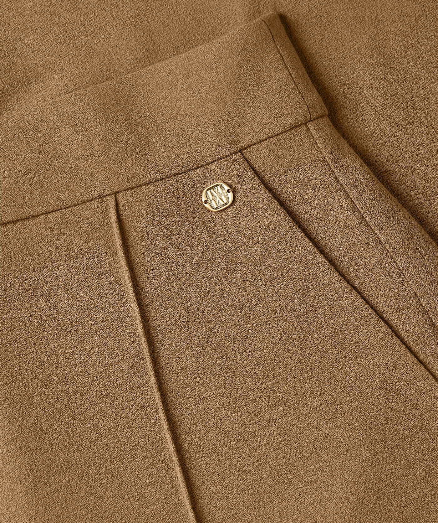 Close-up van een goudkleurig JOSH V embleem - Josh V