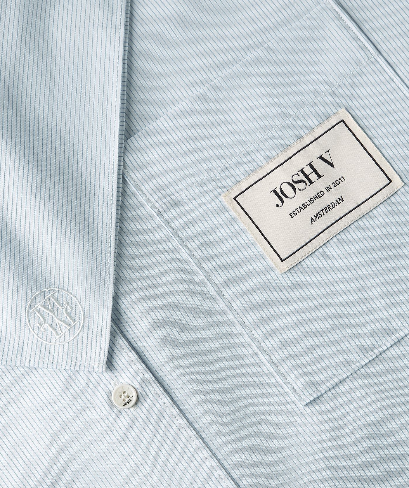 Close-up van een oversized blauwe blouse met borstzak