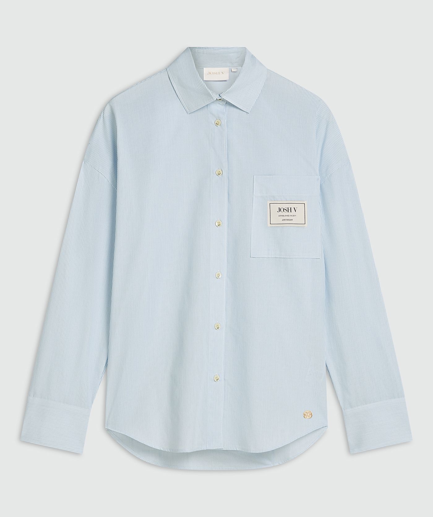 Oversized blauwe blouse met borstzak, exclusief het bijpassende sjaaltje op een lichtgrijze achtergrond