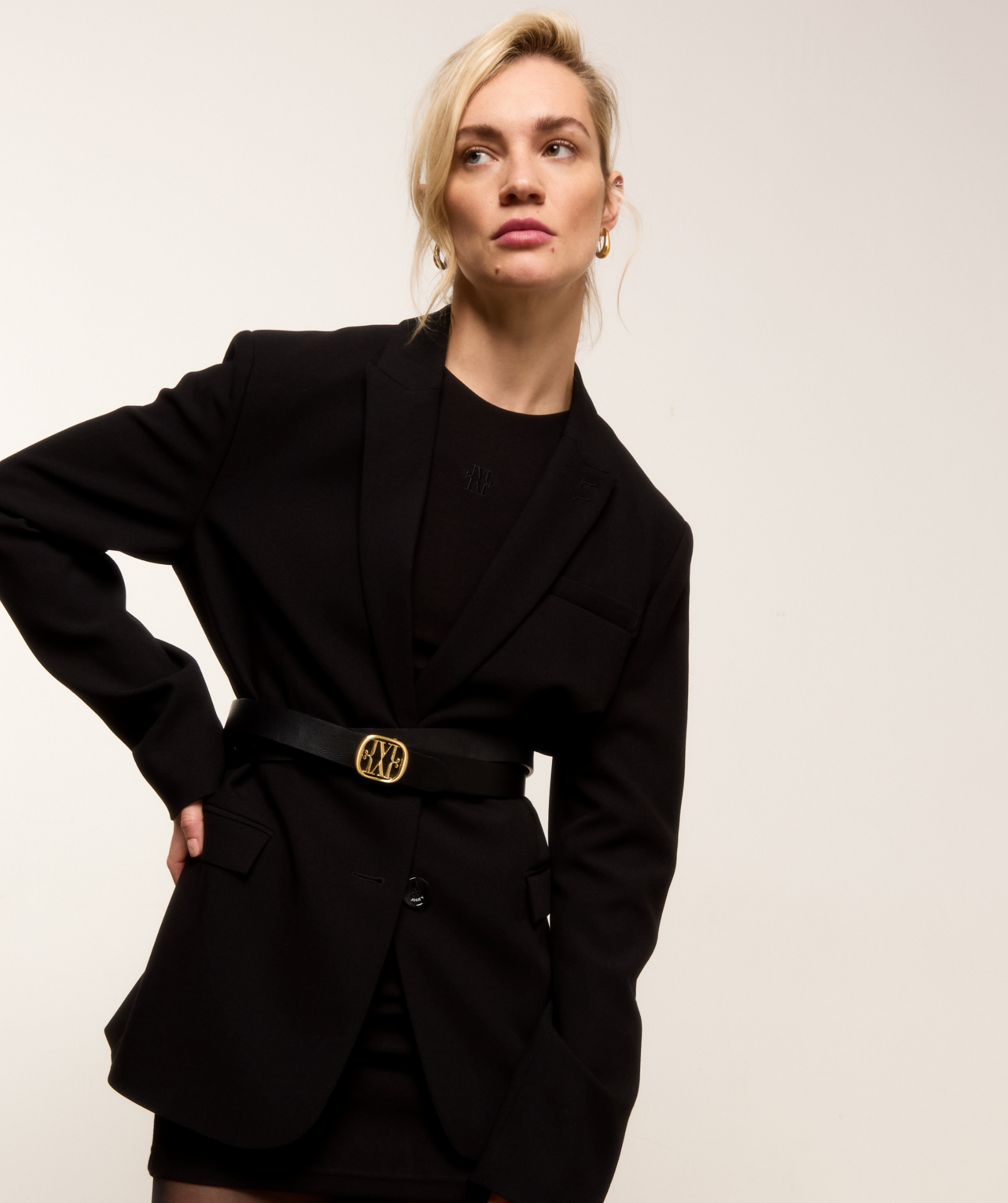 Lookbook beeld van een model in een zwarte oversized blazer