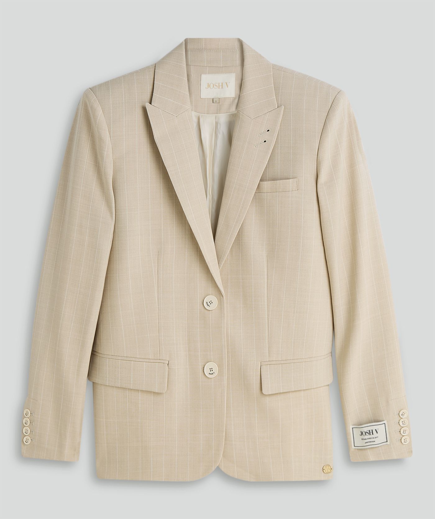 Beige blazer met krijtstreepje zonder model, weergegeven op een lichtgrijze achtergrond.