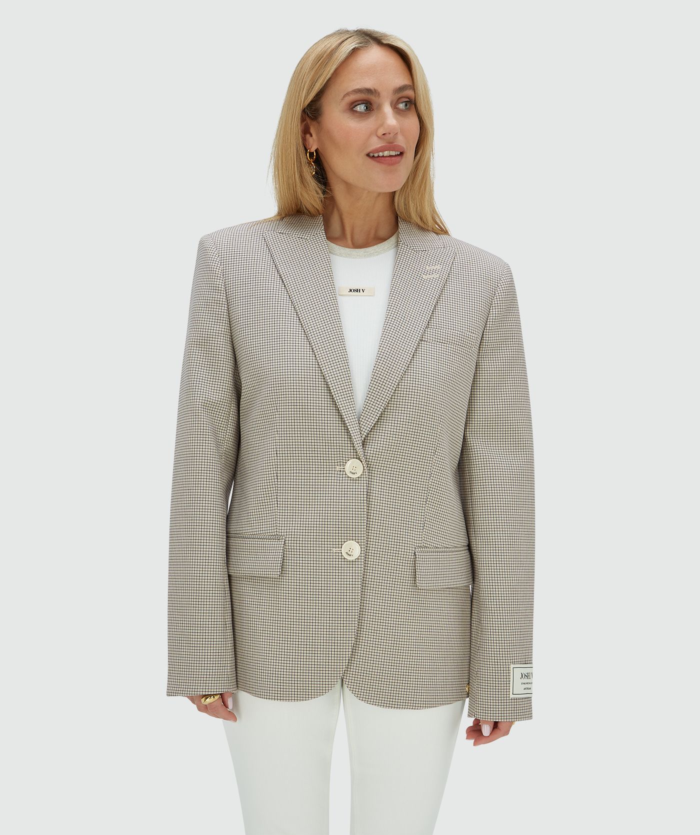 Het model draagt een oversized blazer in het Stone Check-patroon met het JOSH V-label op de mouw