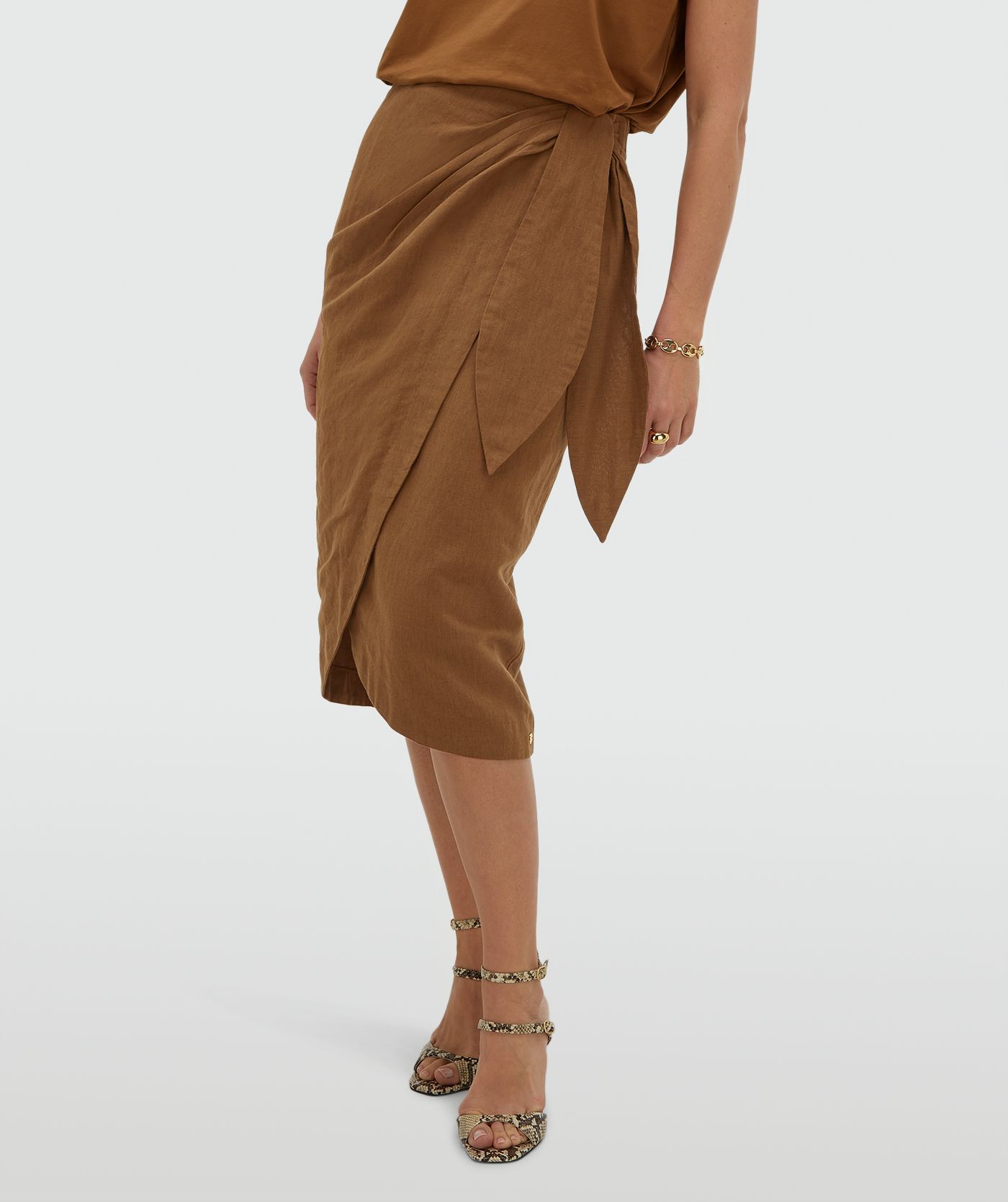 Model draagt een overslagrok met striksluiting in de kleur Mocha Brown
