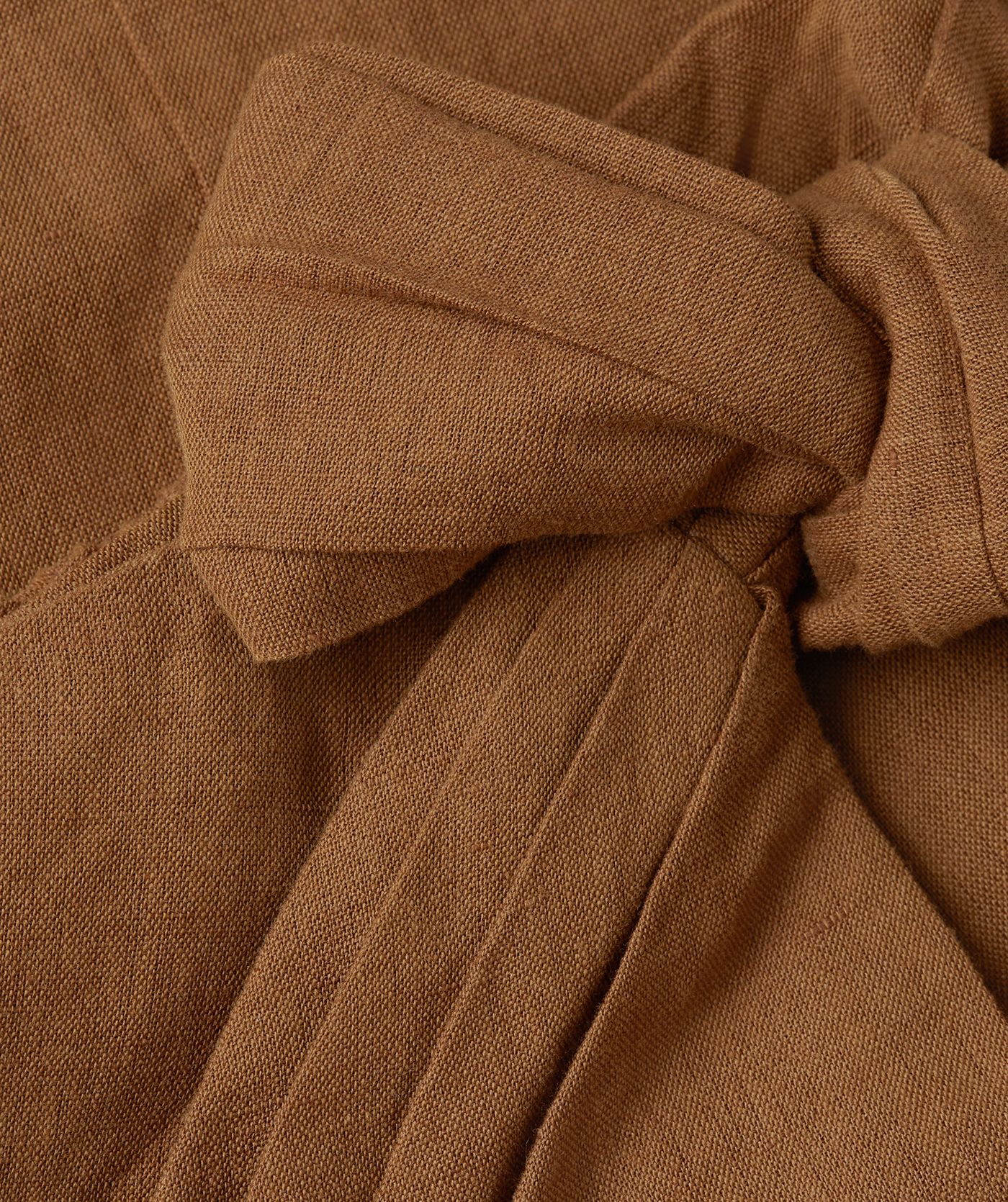 Close-up van een overslagrok met striksluiting in de kleur Mocha Brown