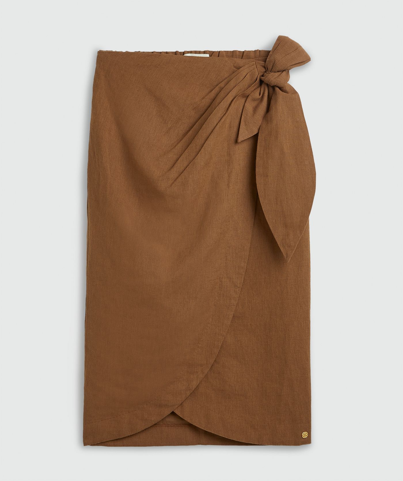 Een overslagrok met striksluiting in de kleur Mocha Brown, weergegeven op een lichtgrijze achtergrond