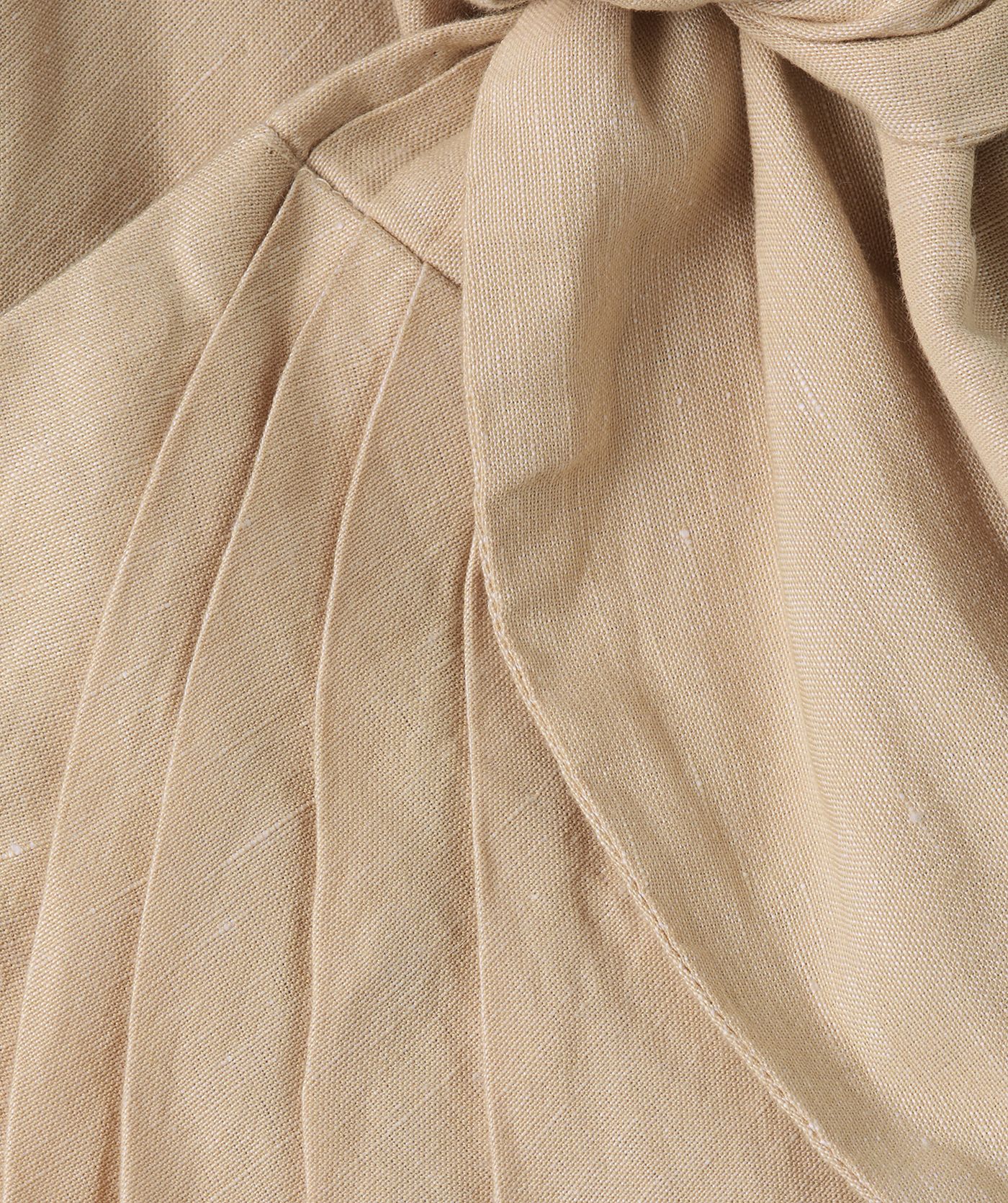 Close-up van een overslagrok met striksluiting in de kleur Oat