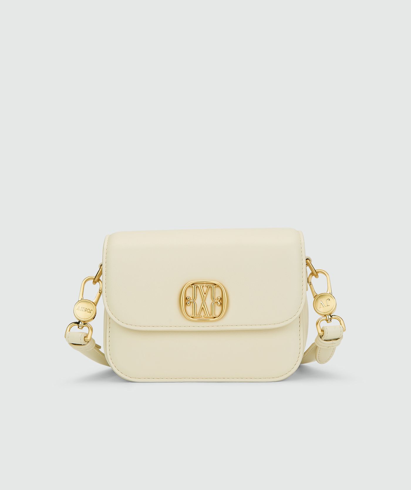 Een crossbodytas in de kleur Crème White, weergegeven op een lichtgrijze achtergrond