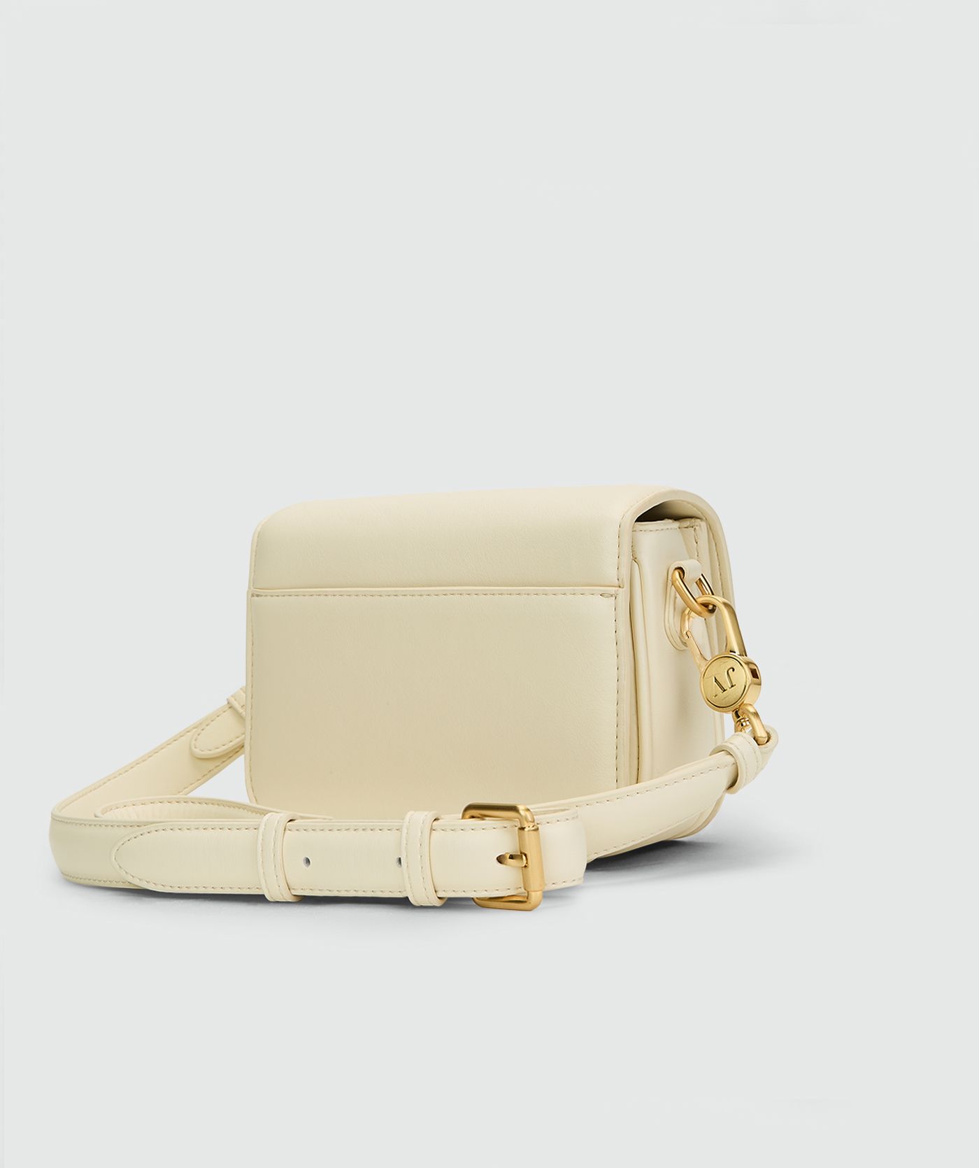 Achteraanzicht van een crossbodytas in de kleur Crème White, weergegeven op een lichtgrijze achtergrond