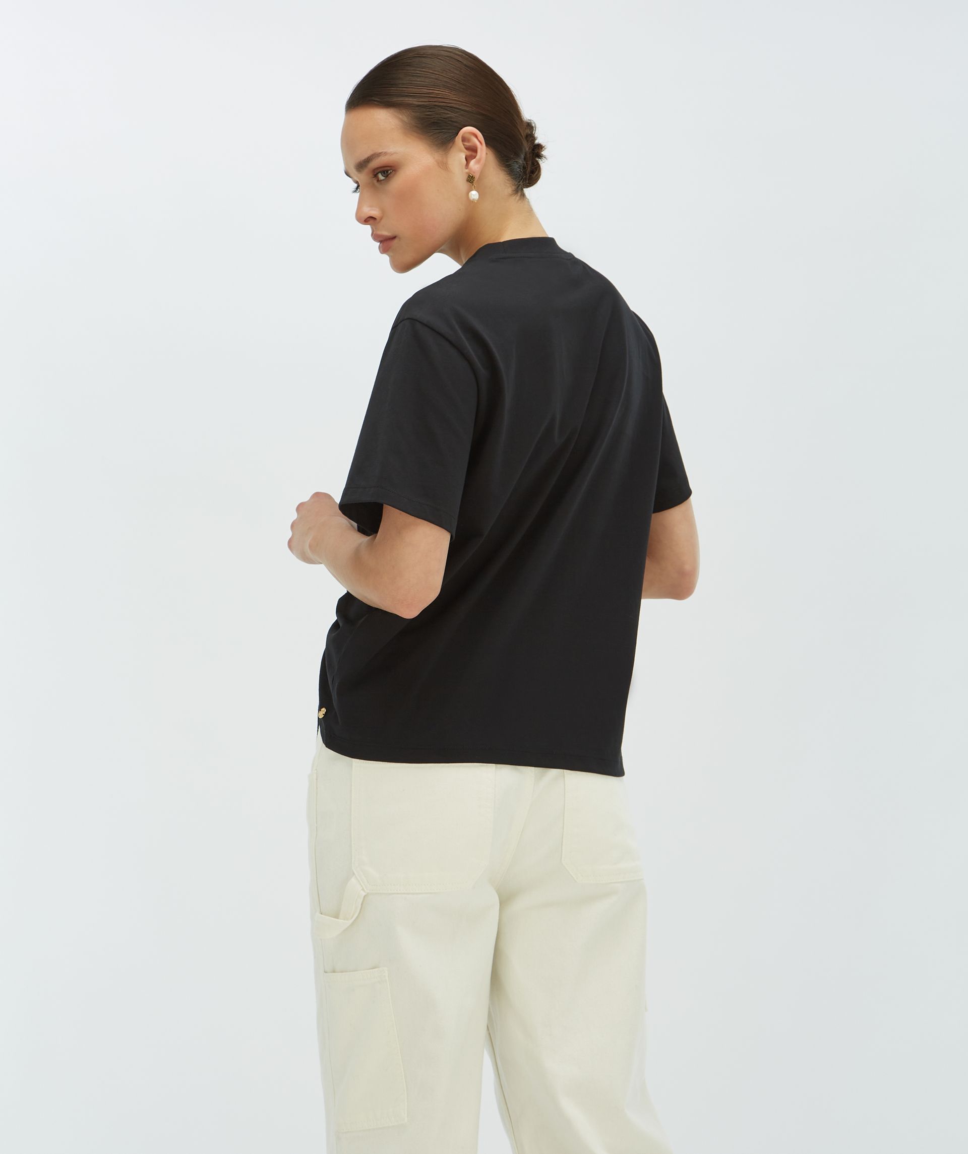 Achteraanzicht van een model in een regular fit zwart T-shirt - Josh V.
