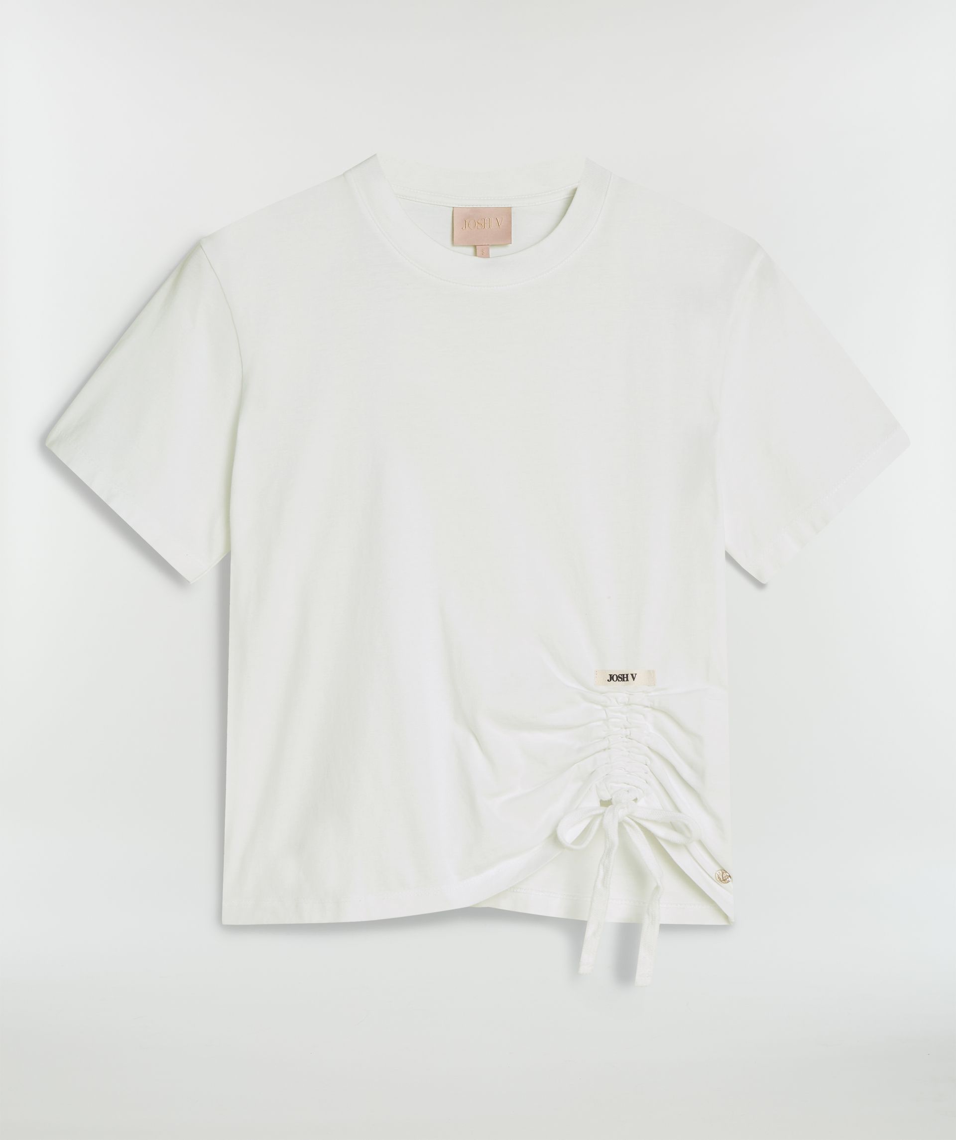 Wit regular fit T-shirt met aan de linkerkant het trekkoordaccent zonder model, weergegeven op een lichtgrijze achtergrond - Josh V