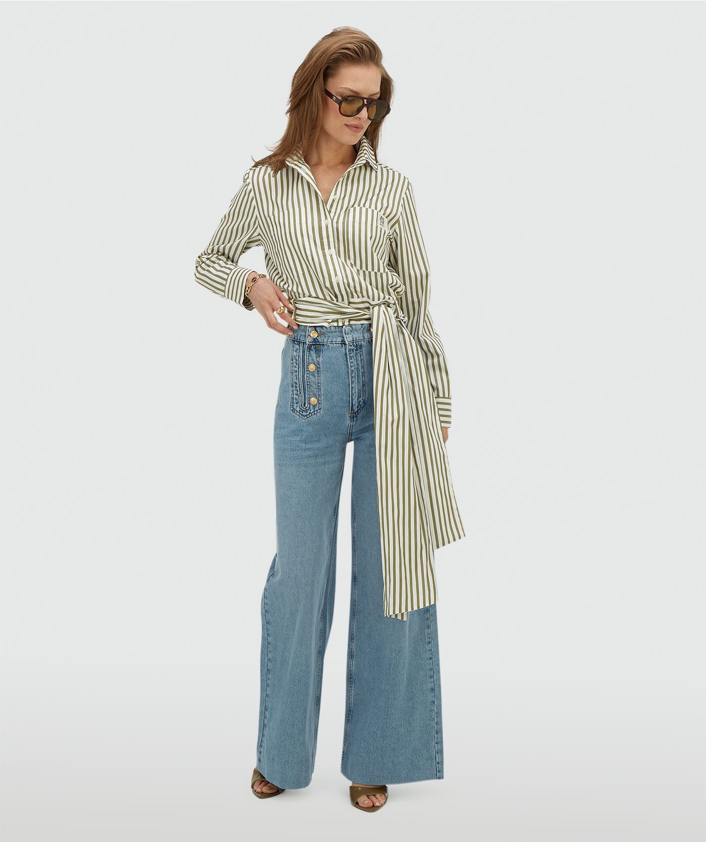 Model draagt een regular fit blouse met strepen in de kleur Dark Pistachio