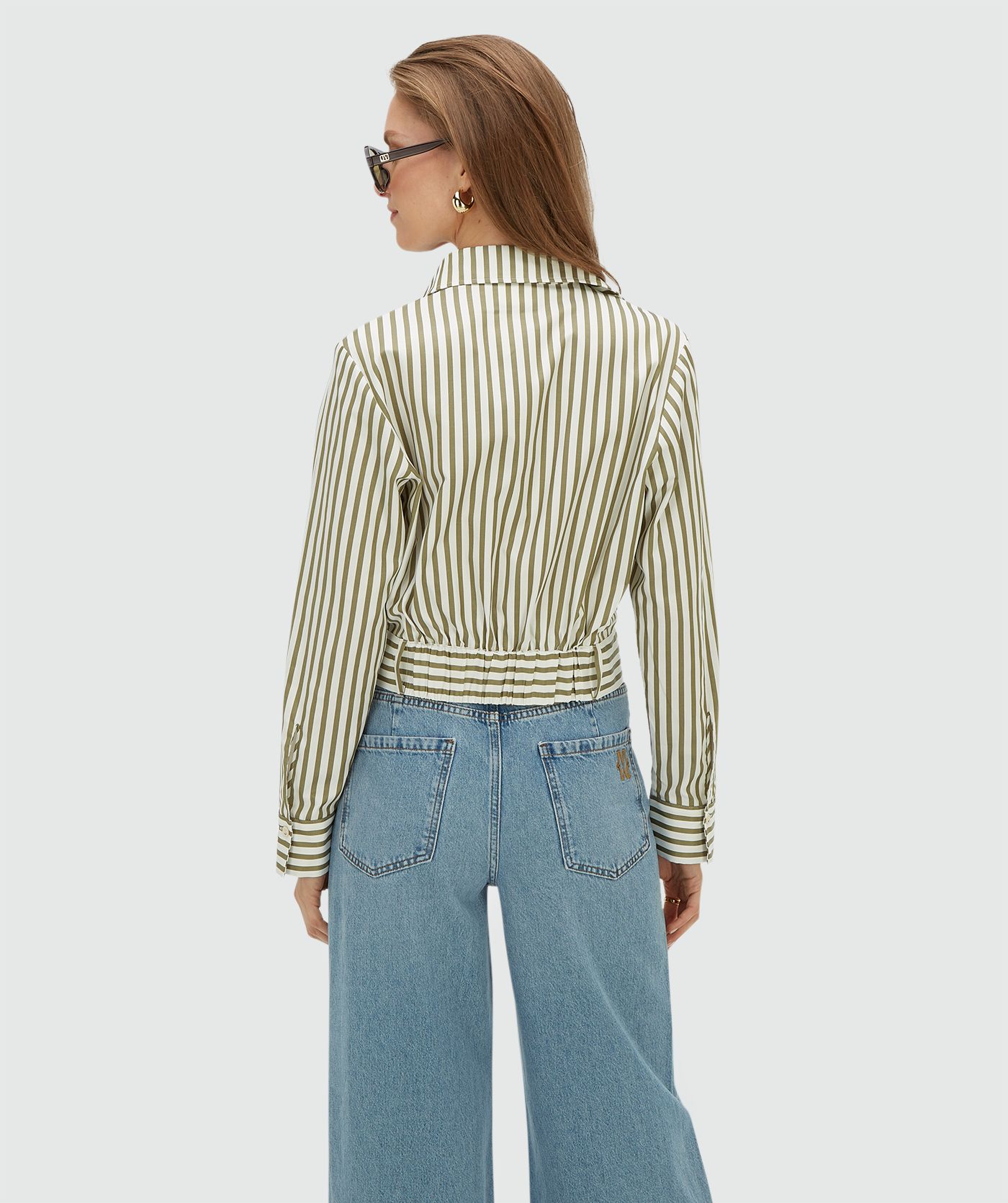 Achteraanzicht van een model in een regular fit blouse met strepen in de kleur Dark Pistachio