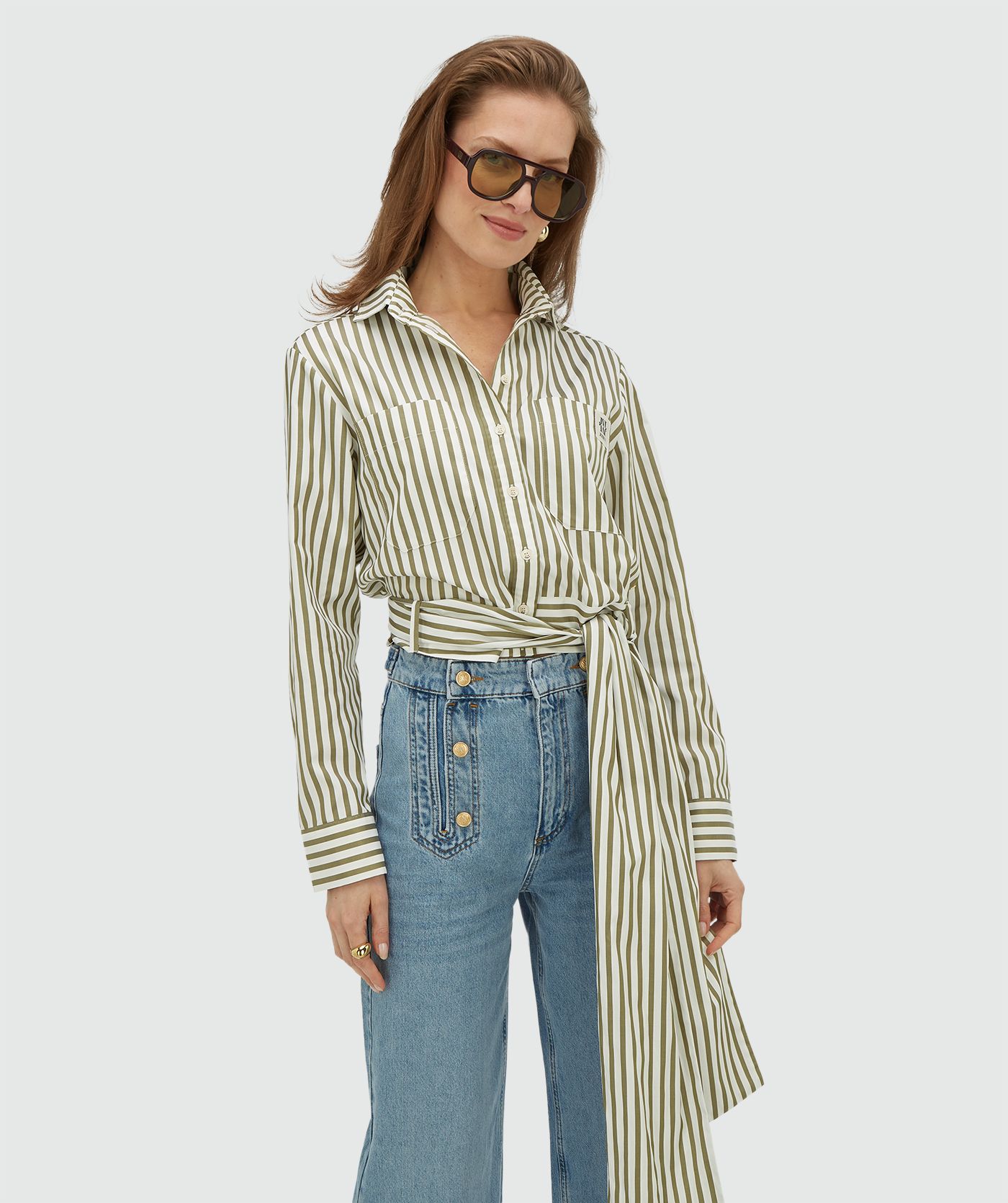 Model draagt een regular fit blouse met strepen in de kleur Dark Pistachio