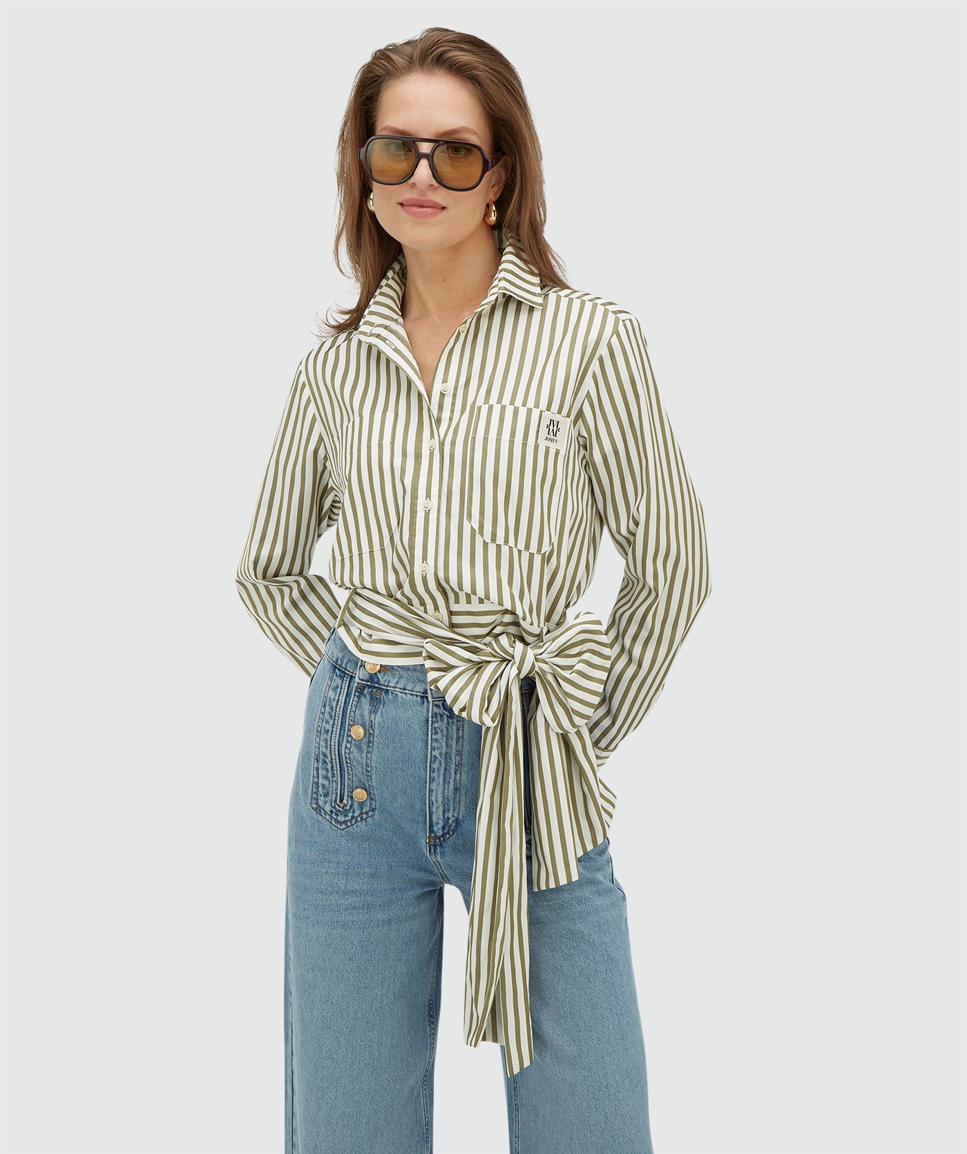 Model draagt een regular fit blouse met strepen in de kleur Dark Pistachio
