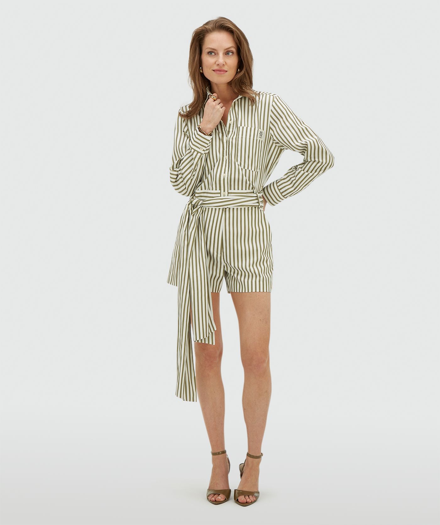 Model draagt een regular fit blouse met strepen in de kleur Dark Pistachio