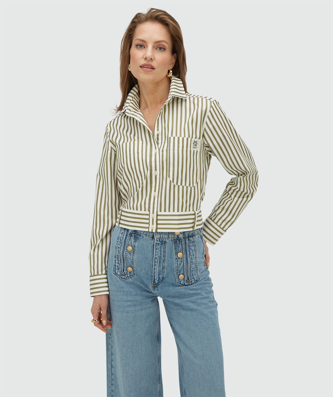 Model draagt een regular fit blouse met strepen in de kleur Dark Pistachio