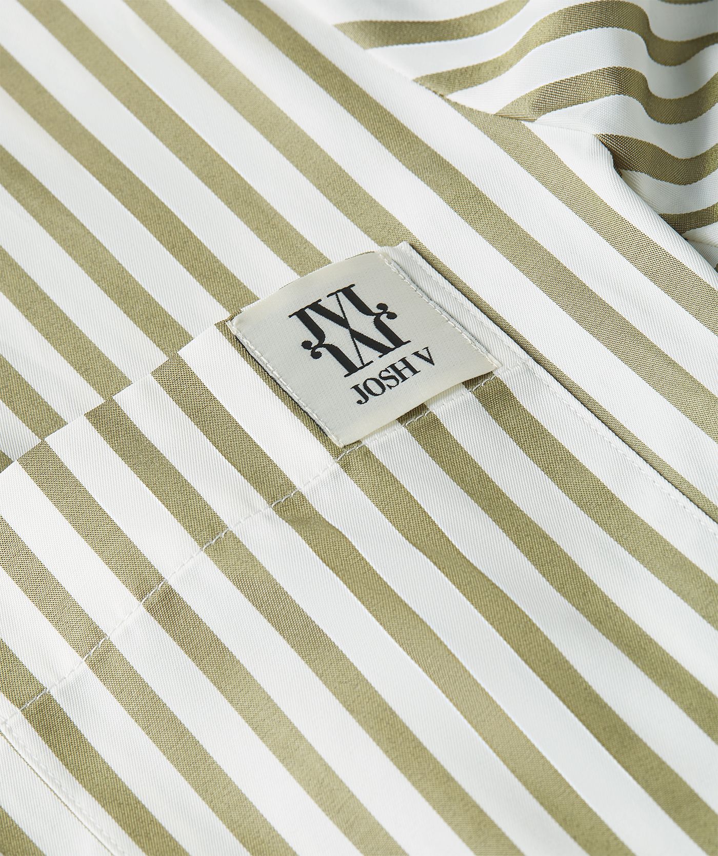 Close-up van een regular fit blouse met strepen in de kleur Dark Pistachio