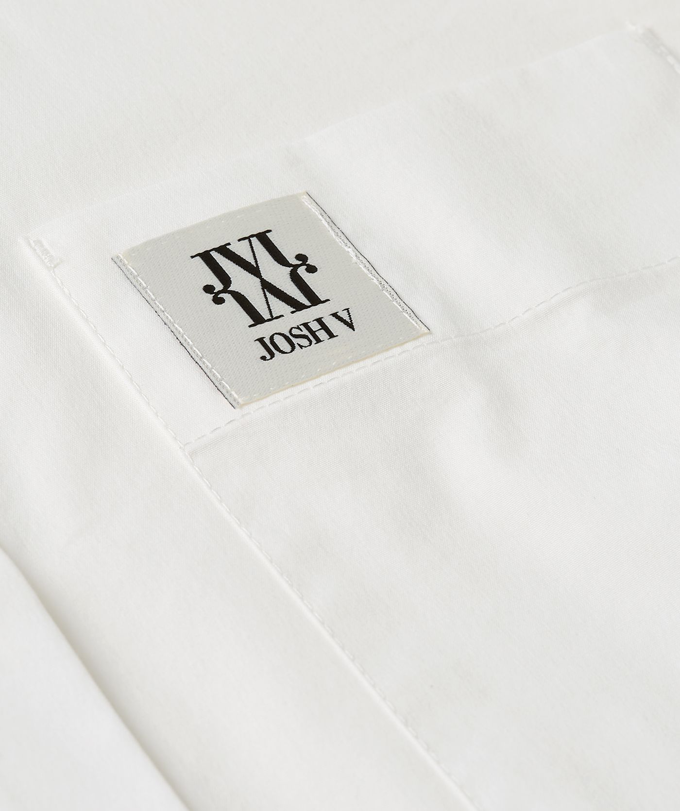 Close-up van de borstzak met JOSH V-label.