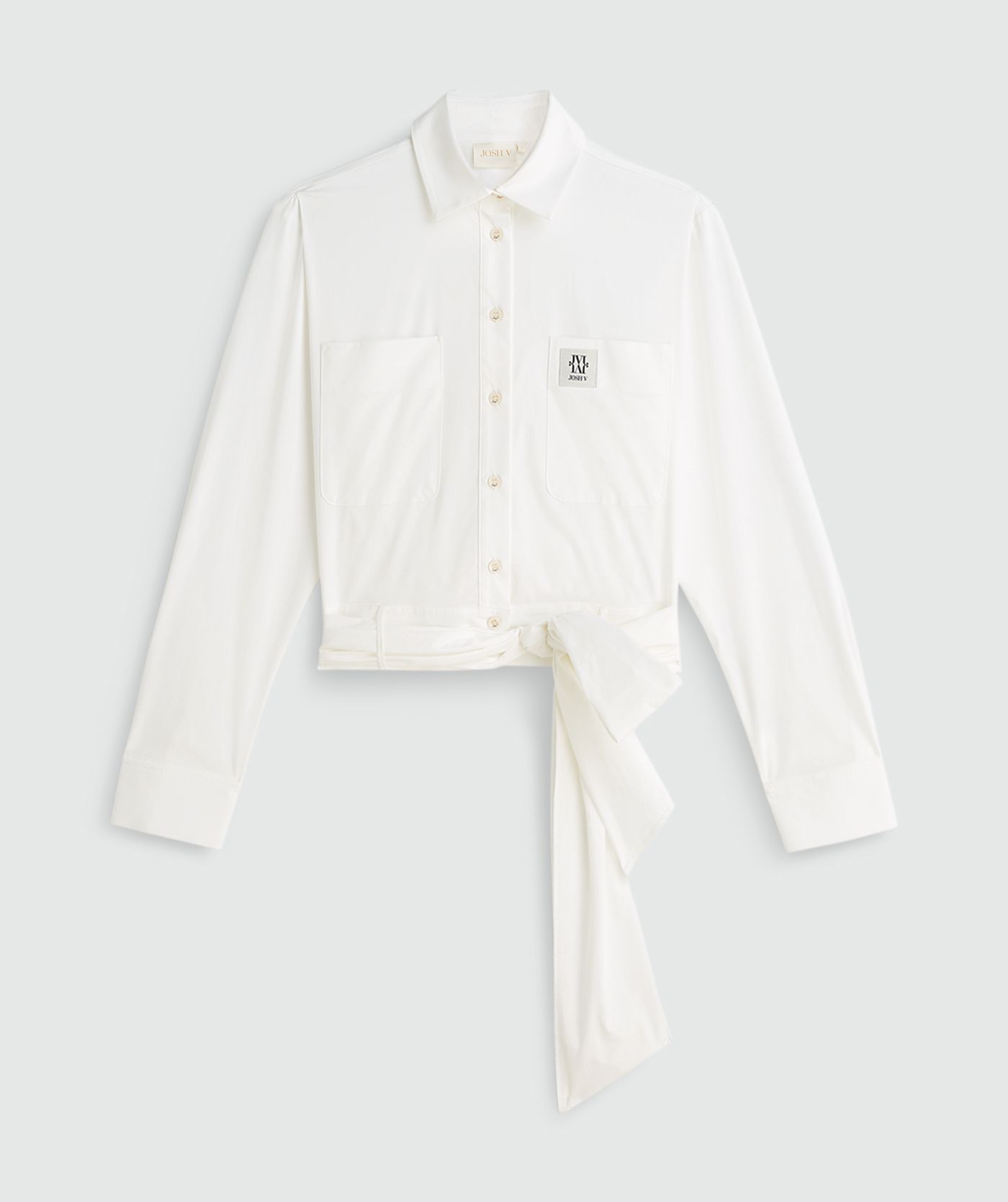 Witte blouse zonder model, weergegeven op een lichtgrijze achtergrond.