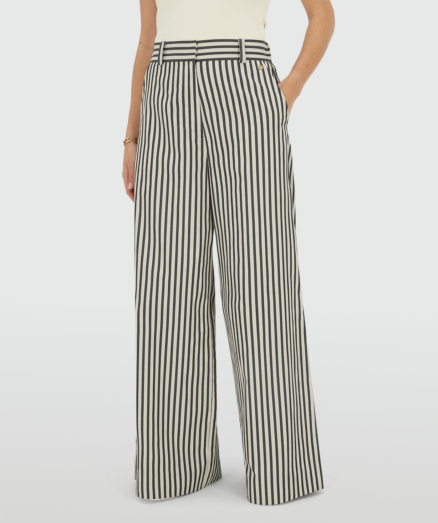 Model draagt een mid rise wide leg pantalon met strepen in de kleur Dark Blue Stripe