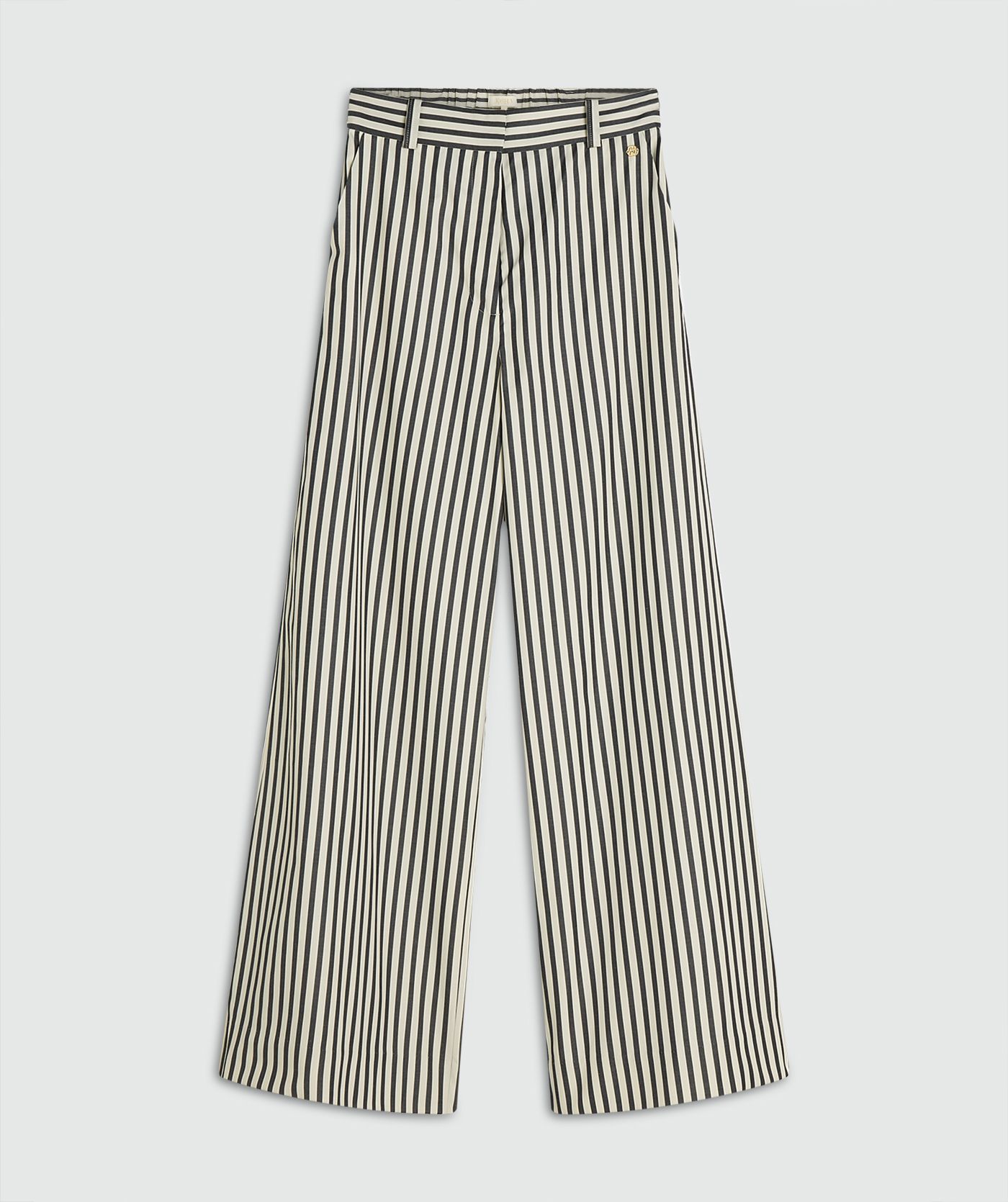 Een mid rise wide leg pantalon met strepen in de kleur Dark Blue Stripe zonder model, weergegeven op een lichtgrijze achtergrond