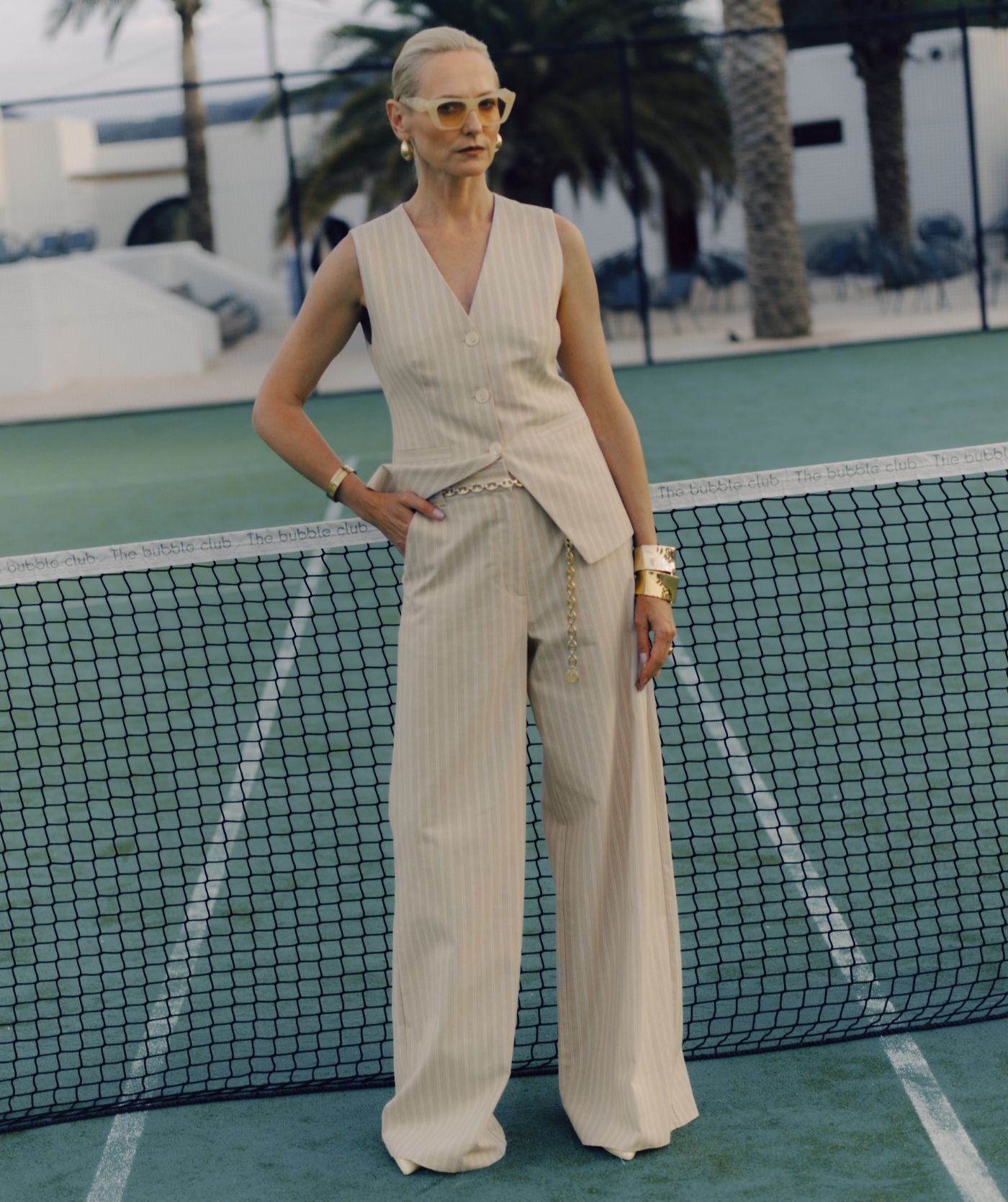 Model draagt een mid rise wide leg pantalon met strepen in de kleur Stone Stripe