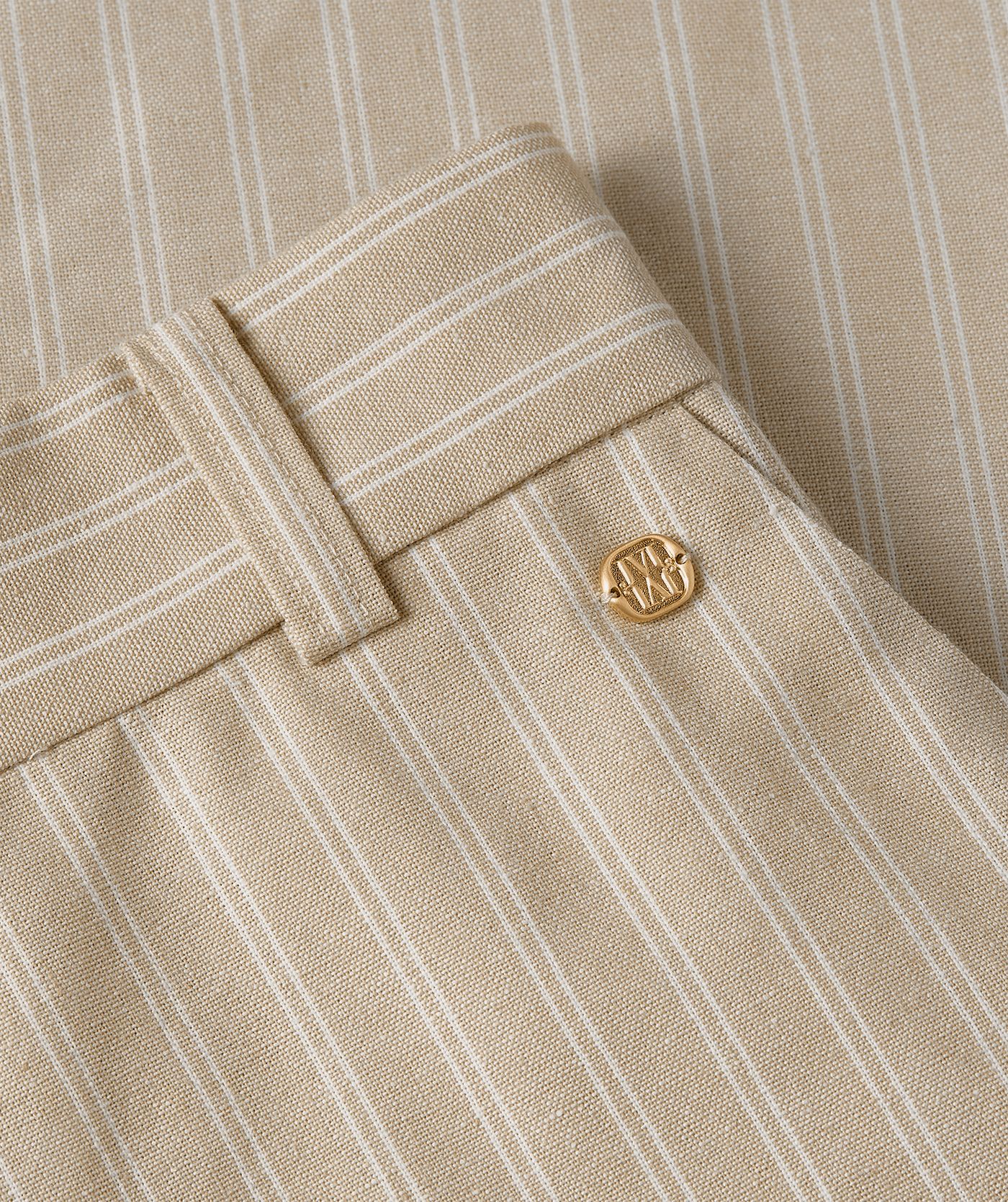 Close-up van een mid rise wide leg pantalon met strepen in de kleur Stone Stripe