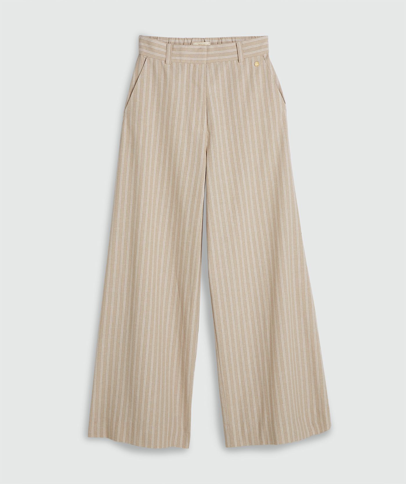 Een mid rise wide leg pantalon met strepen in de kleur Stone Stripe, zonder model, weergegeven op een lichtgrijze achtergrond