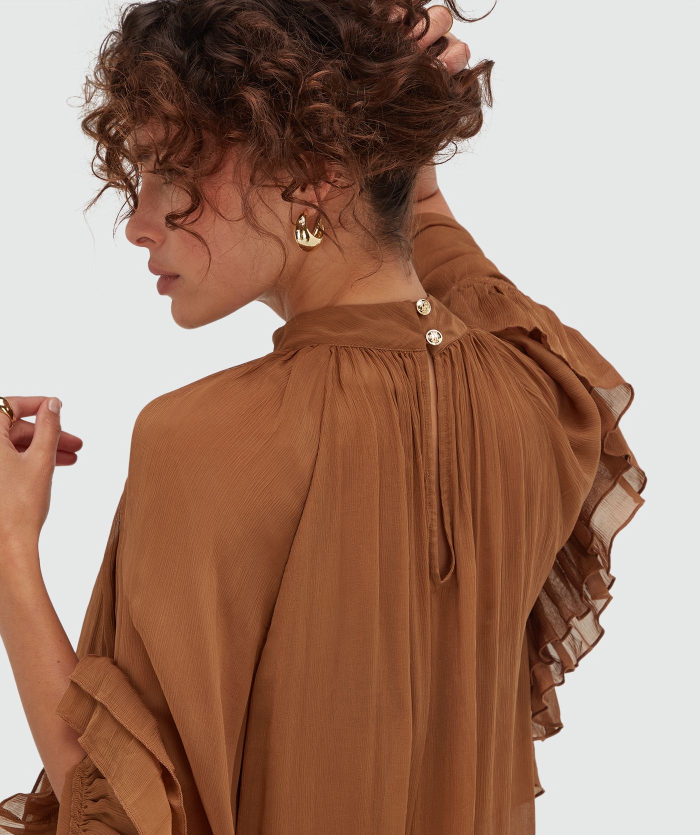 Achterzijde close-up van sletig van een oversized top met ruffle details in de kleur Mocha Brown