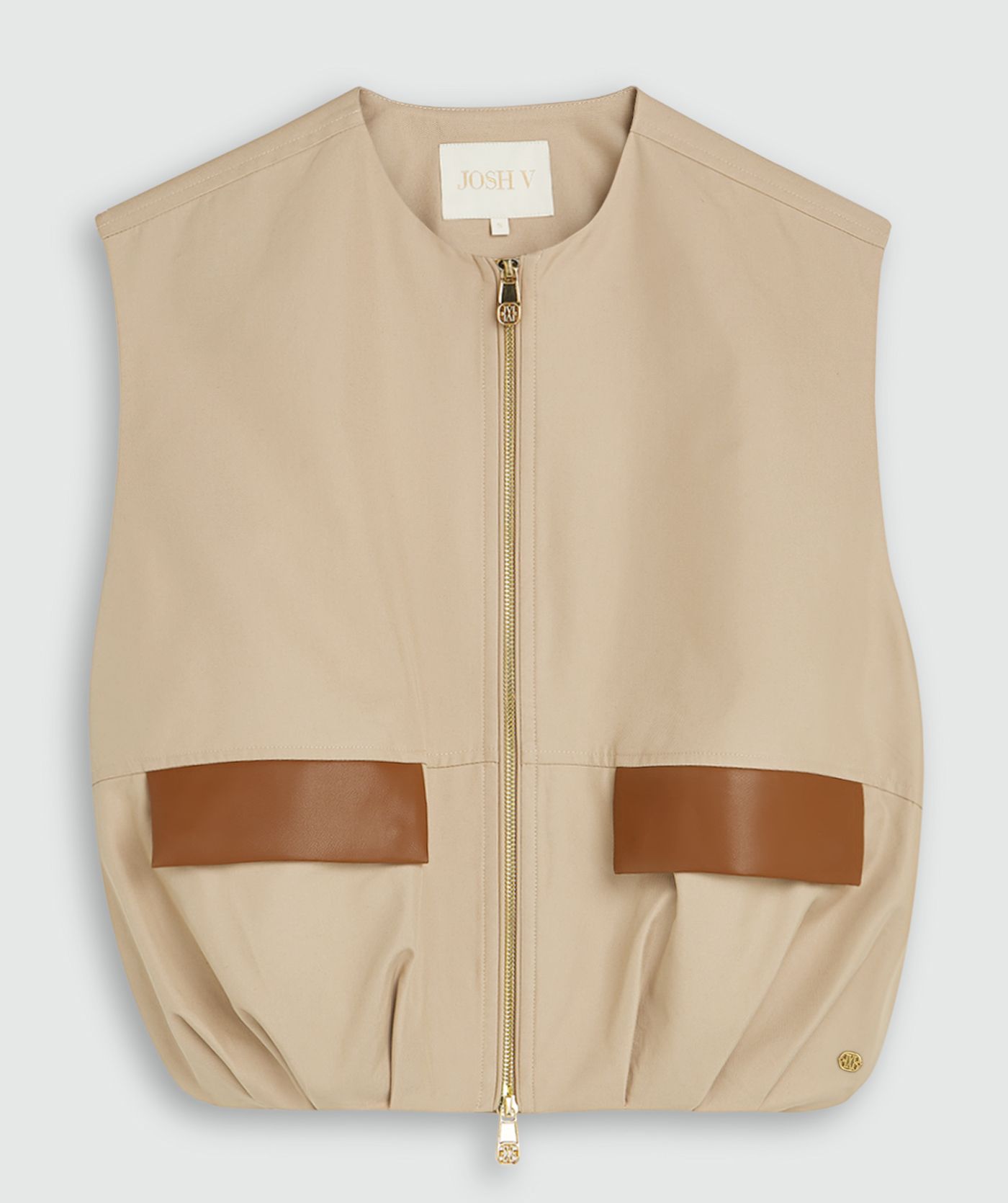 Beige gilet met rist en leren details bij de zakken op de voorkant zonder model, weergegeven op een lichtgrijze achtergrond.