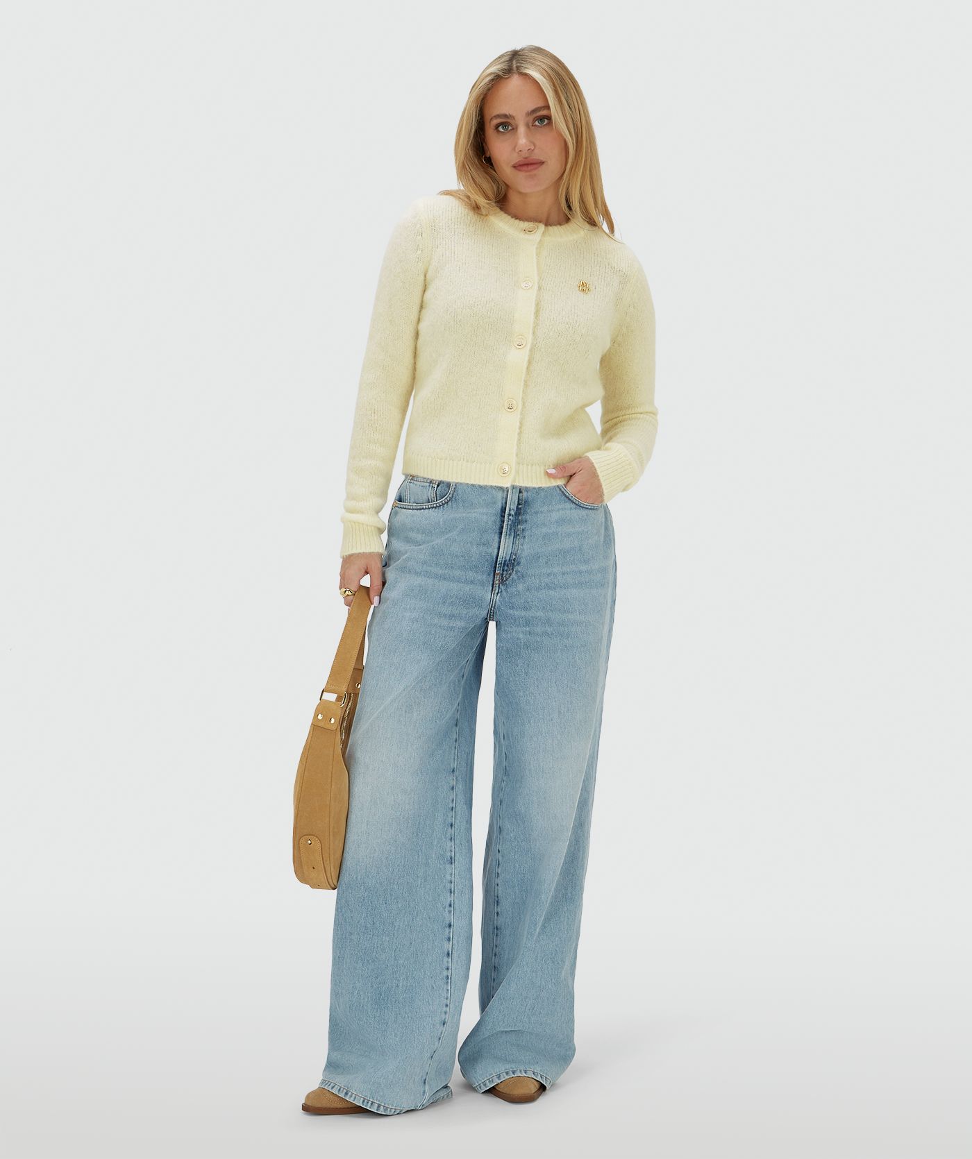 Model draagt een vest in een regular fit, uitgevoerd in de kleur Butter Yellow
