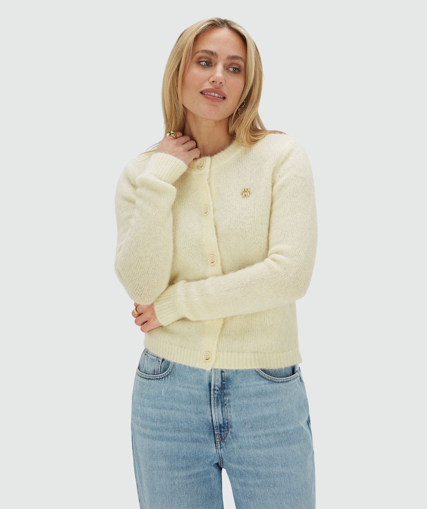 Model draagt een vest in een regular fit, uitgevoerd in de kleur Butter Yellow