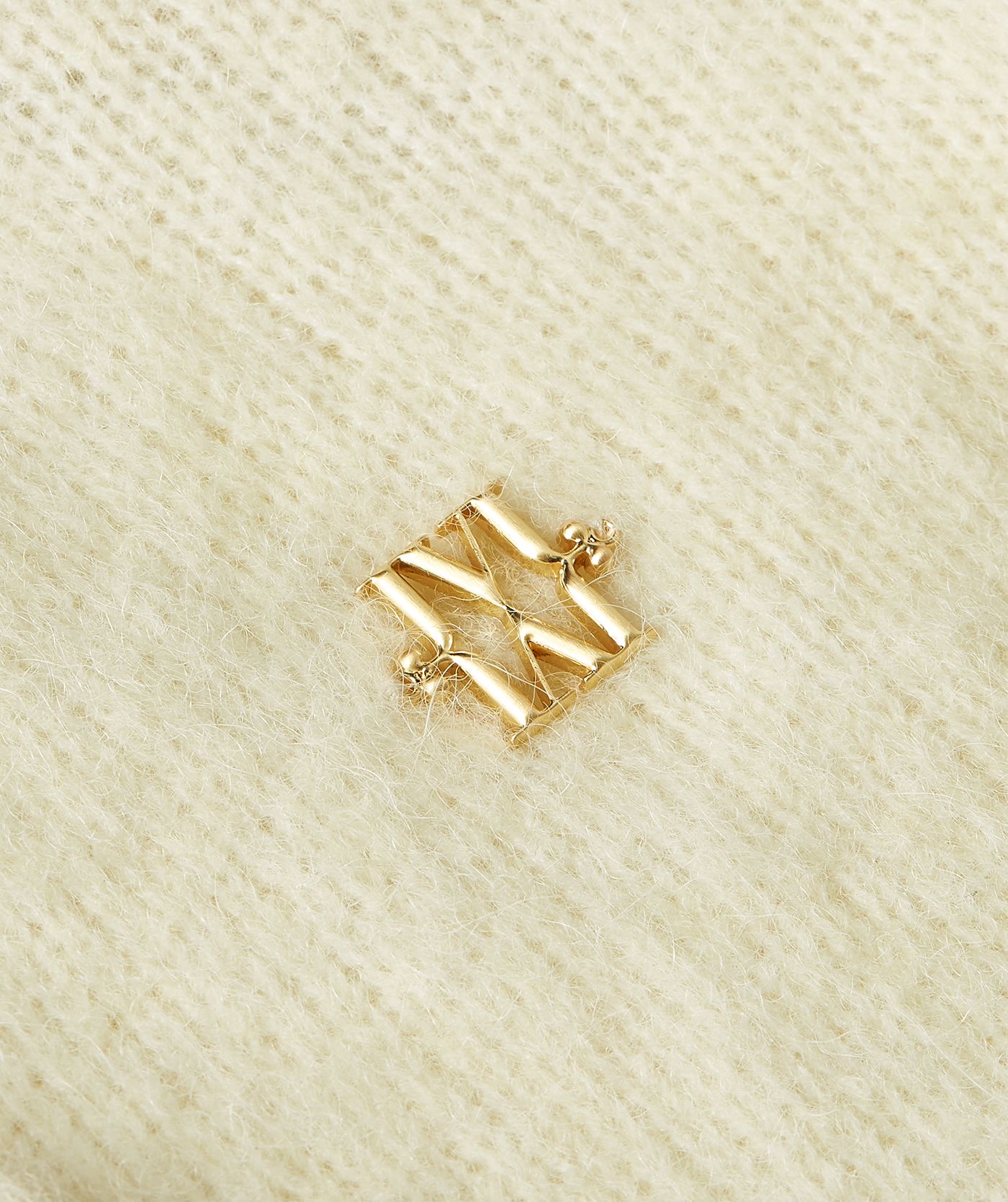 Close-up van JOSH V logo op de borst van een vest met een regular fit, uitgevoerd in de kleur Butter Yellow