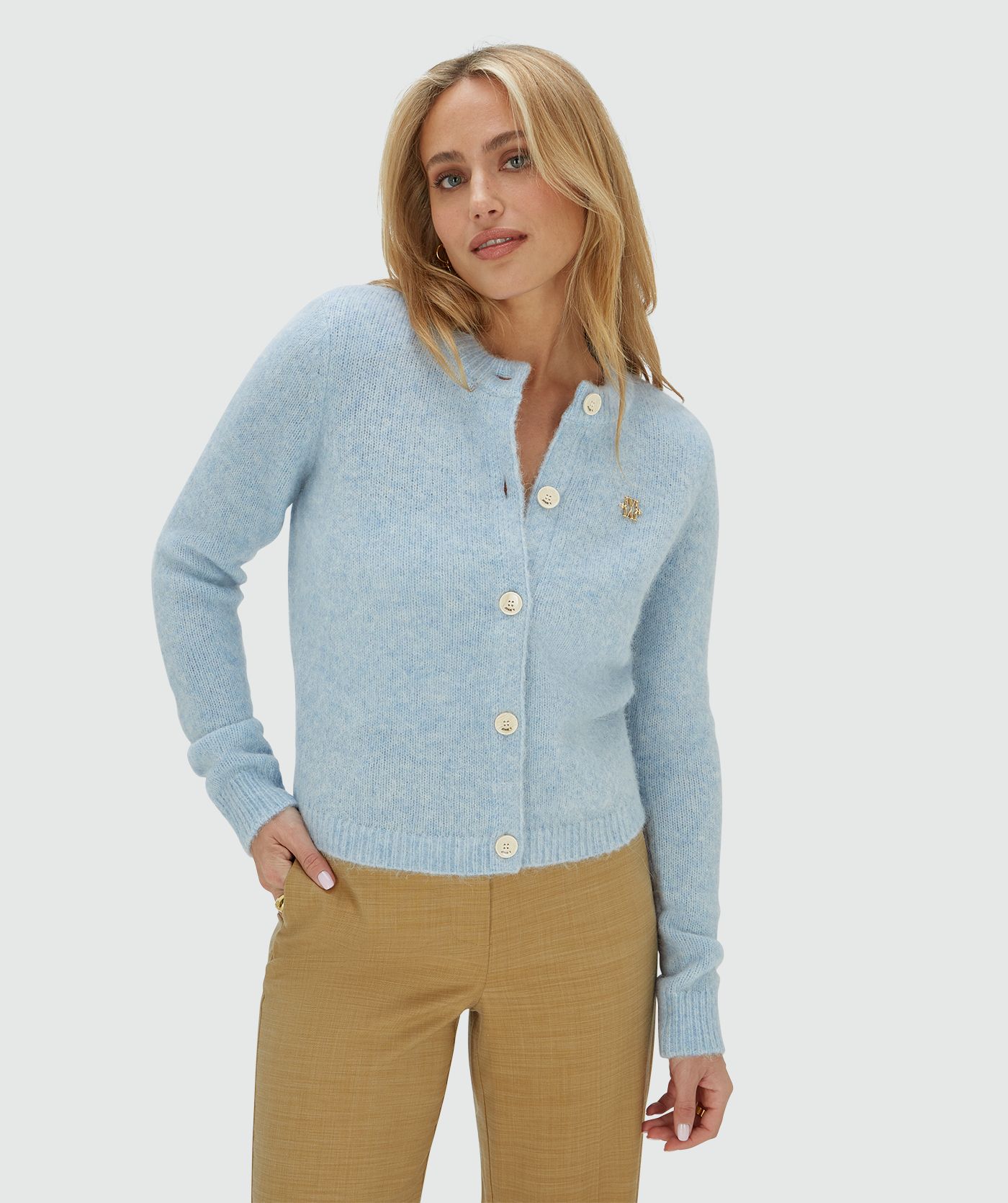 Het model draagt een vest in een regular fit, uitgevoerd in de kleur Fresh Blue Melange