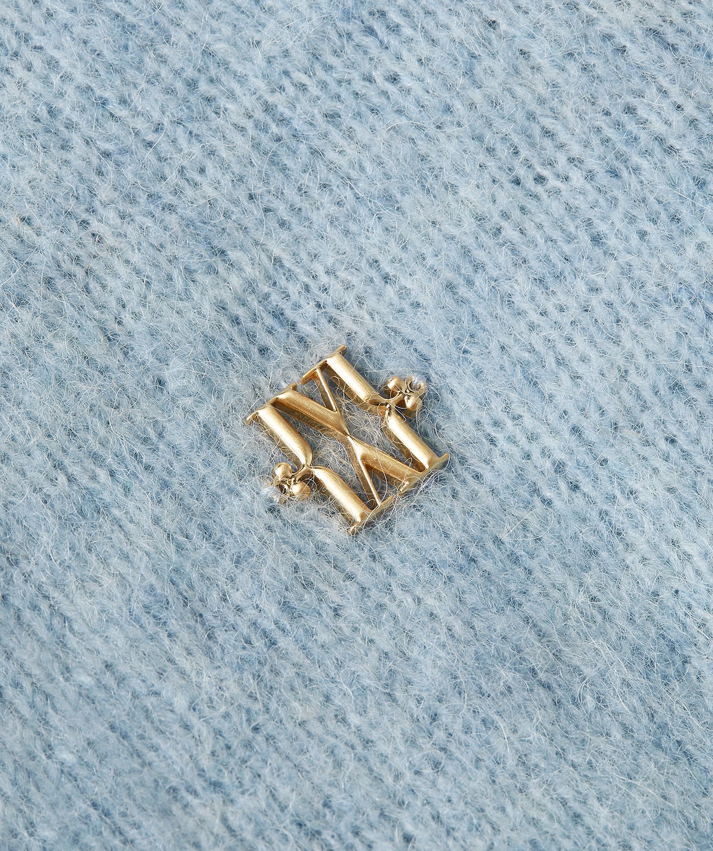 Close-up van JOSH V logo op de borst van een vest met een regular fit, uitgevoerd in de kleur Fresh Blue Melange