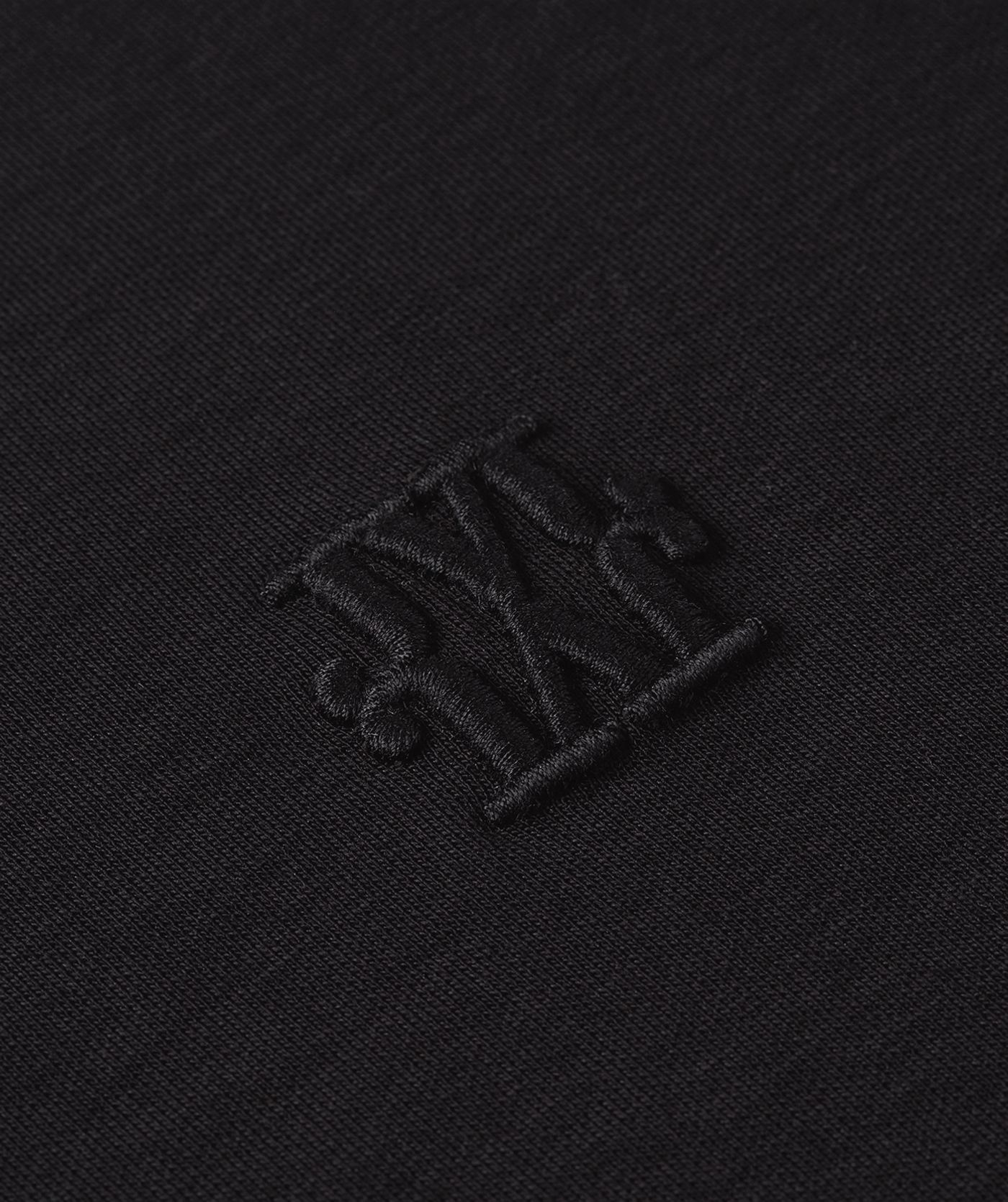 Close-up van JOSH V-logo op de borst.
