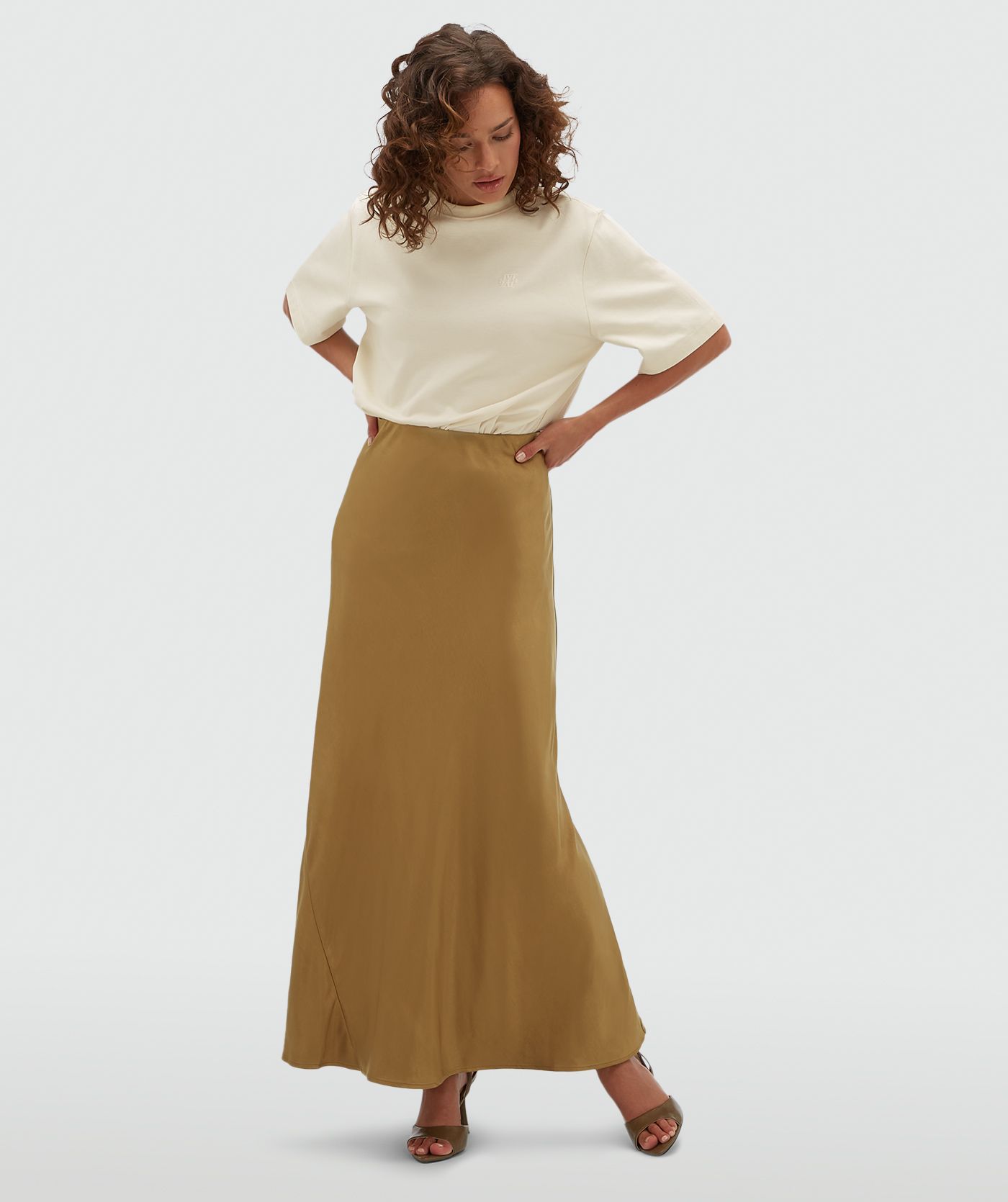 Het model draagt een creme T-shirt. 