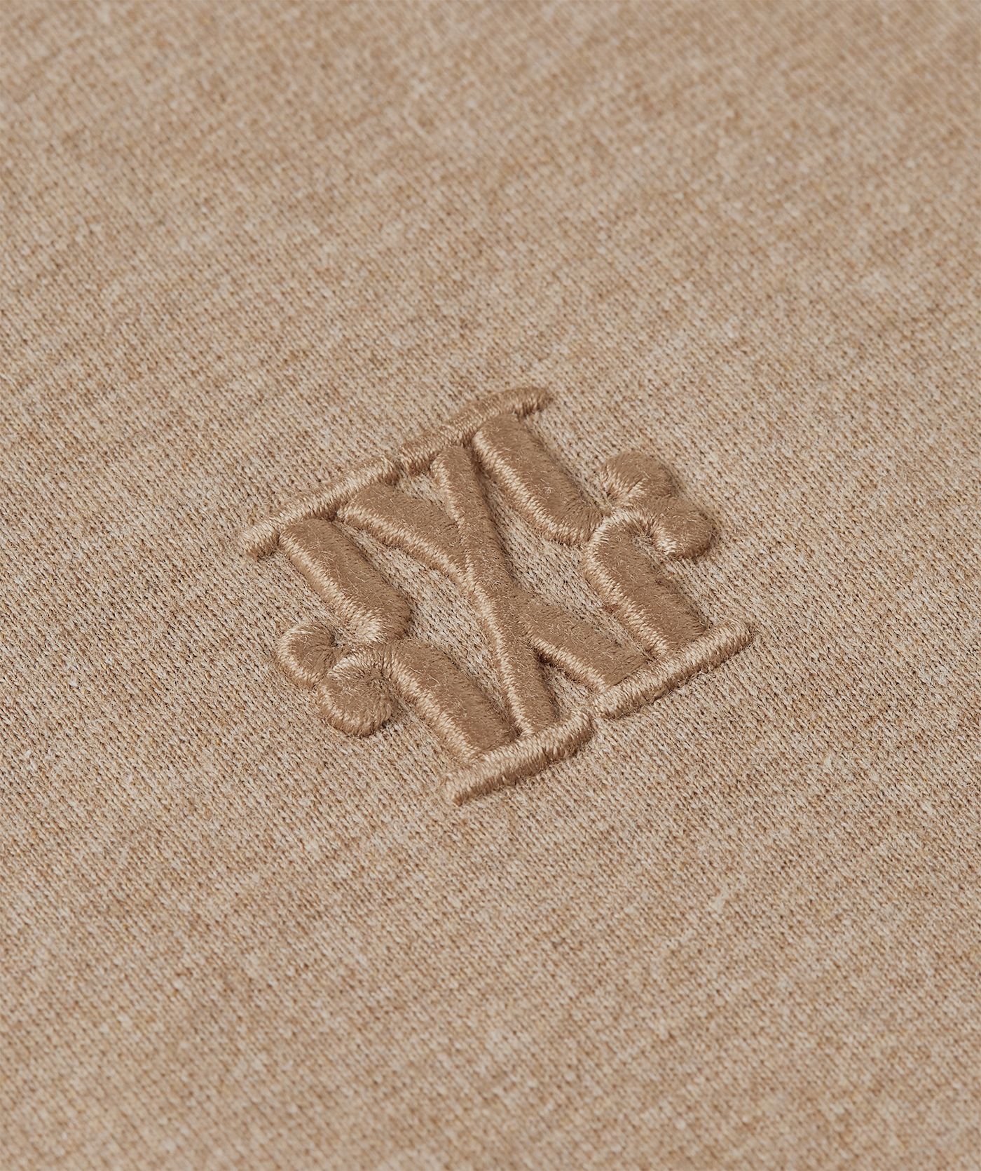 Close-up van het JOSH V-logo op de voorkant van het T-shirt.